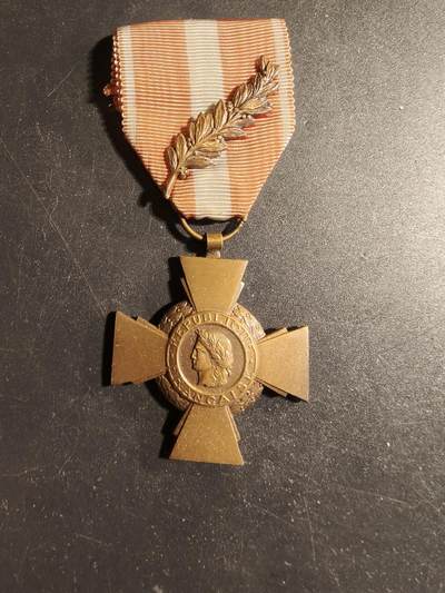 老王徽章第173期 - 法国海外行动版战斗十字奖章    一颗铜棕榈勋饰