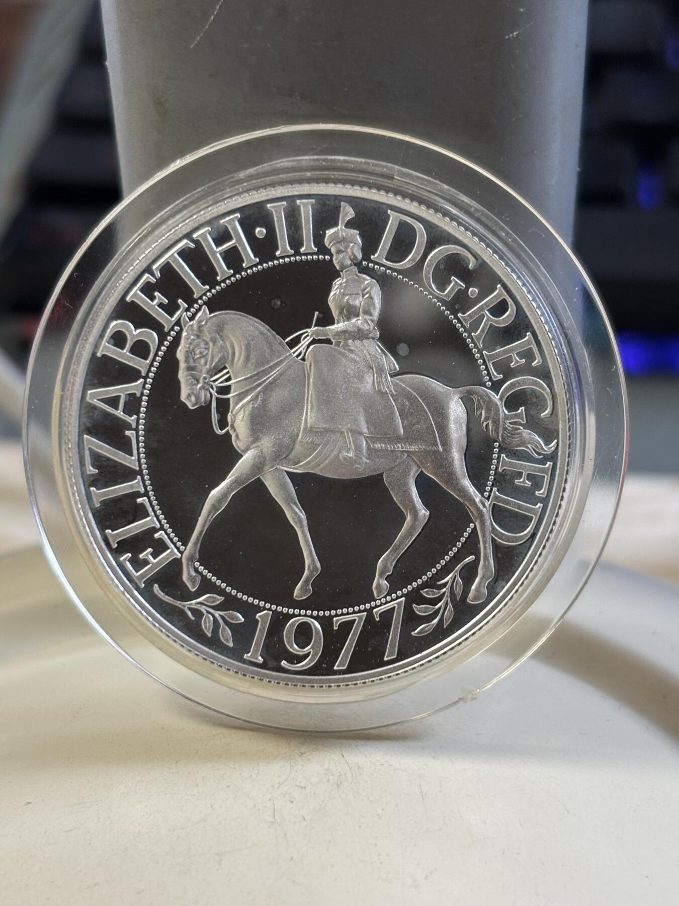 第186期拍卖 英国1977年伊丽莎白二世登基25周年精制28.28克纪念银币自然氧化【银价468】