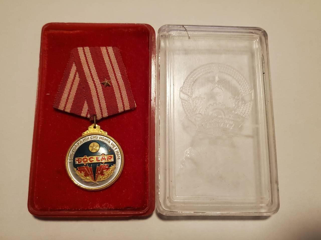 韵星假日拍卖第三十五期 -- Rimey Holidays Auction 34 越南社会主义共和国三级独立勋章 早期版本 铜镀金 高级勋章 排列第三 仅颁发给为共和国突出贡献的人士 非现代版本 品相好带原盒