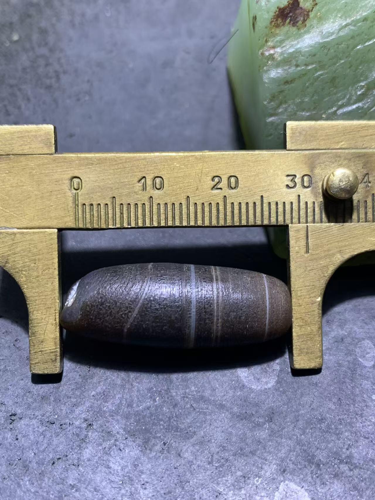 风化纹缠丝玛瑙瑕疵桶珠一个，