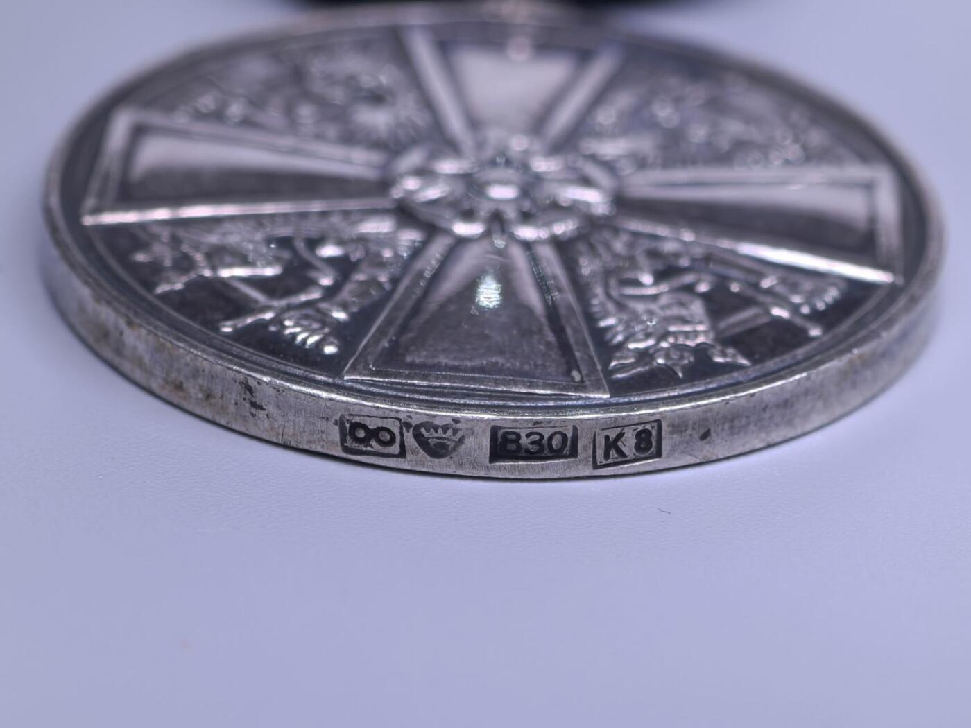 小驴勋章奖章收藏1月2日周五晚六点拍卖（珍爱和平，收藏战争，铭记历史，勿忘国耻，忠党爱国。有偿代拍，送拍规则在简介最后，参拍须阅读规则后再参拍，关系到运费包装发货时效真假辨别等关键信息，拍卖时不再发原图，看大图店主微信码在拍卖店铺介绍里） 芬兰白玫瑰奖章，边铭打有银标厂标