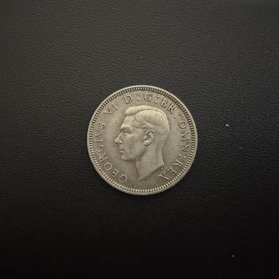 【铜匠收藏】★第135加场★客户代拍 银币场。不寄存，150包邮。不满150元，支付5元运费。《接受代拍 代送NGC评级》 - 英国1939年乔六1先令银币 50%银