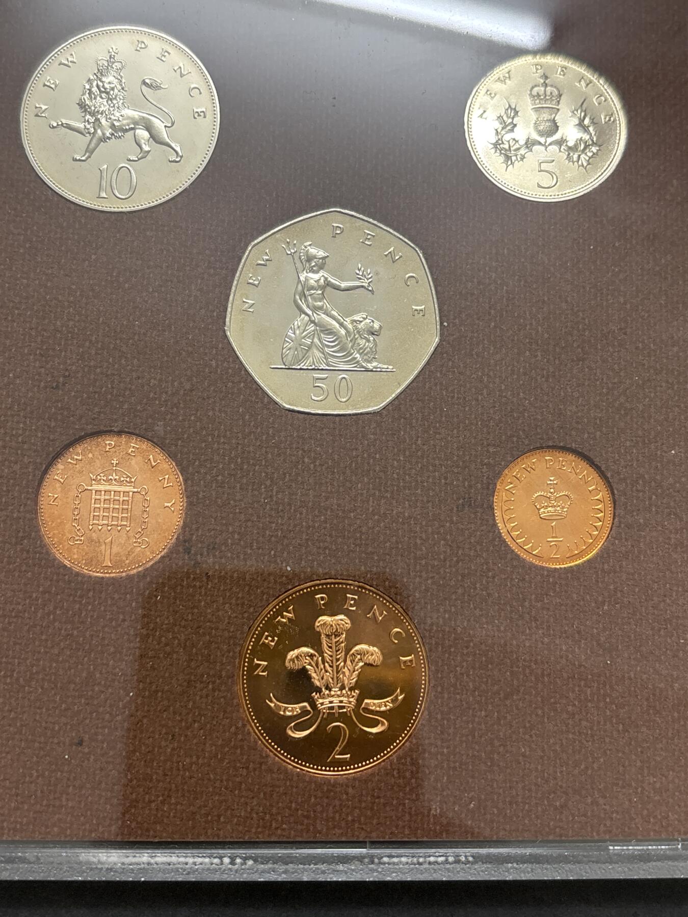 文馨钱币收藏 迎新纳福2026新年第一场（第 287 场）金银老铜币拍卖 原封原盒全新  1974 年英国 1/2 便士--50 便士精制币带铜章一套