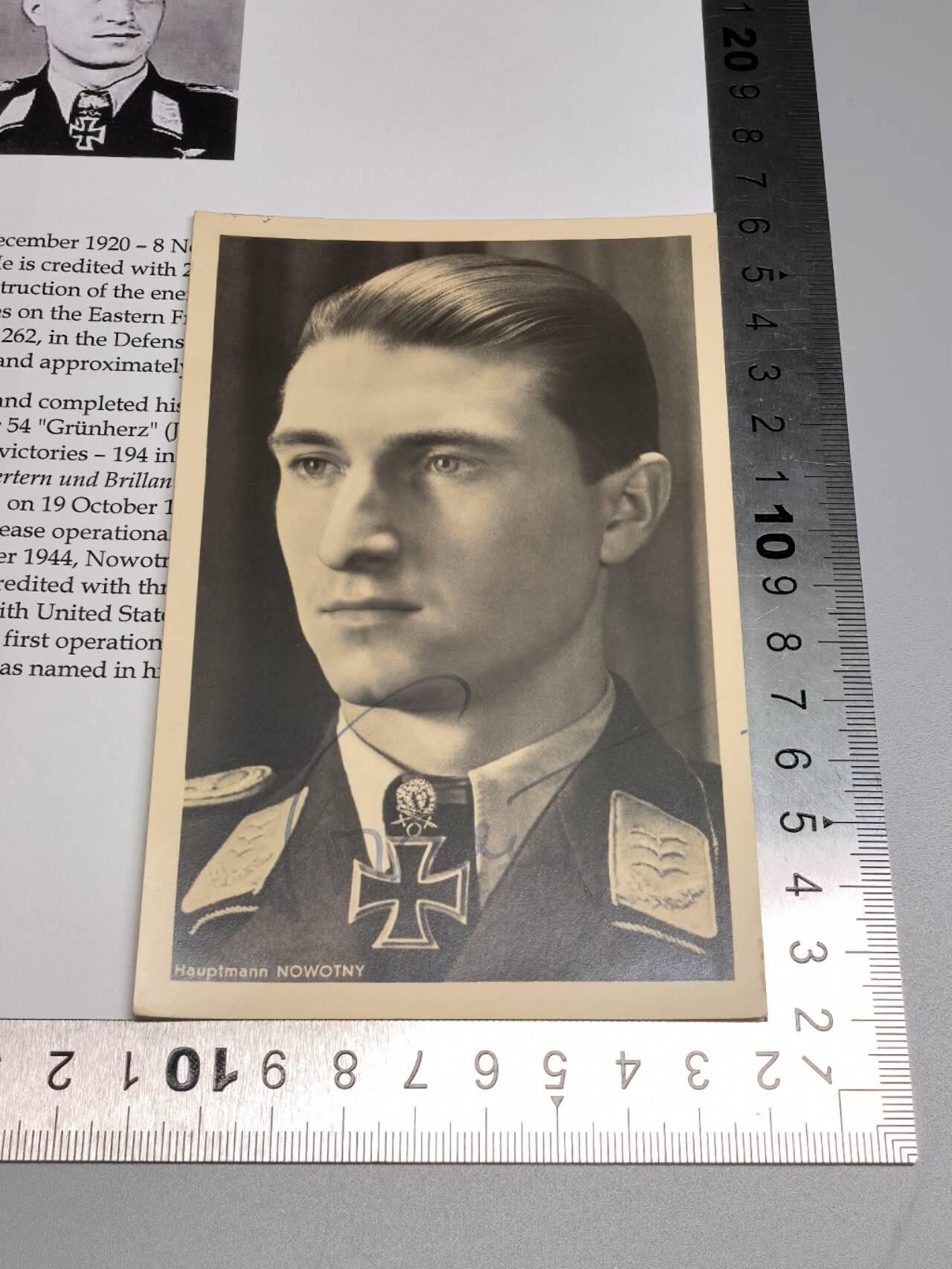 小驴勋章奖章收藏1月2日周五晚六点拍卖（珍爱和平，收藏战争，铭记历史，勿忘国耻，忠党爱国。有偿代拍，送拍规则在简介最后，参拍须阅读规则后再参拍，关系到运费包装发货时效真假辨别等关键信息，拍卖时不再发原图，看大图店主微信码在拍卖店铺介绍里） 第8位钻石双剑橡叶骑士铁十字勋章获得者空军王牌瓦尔特·诺沃特尼（Walter Nowotny）战时亲笔签名照。因为他的超高人气以及战时就阵亡导致他的签名照非常少见。