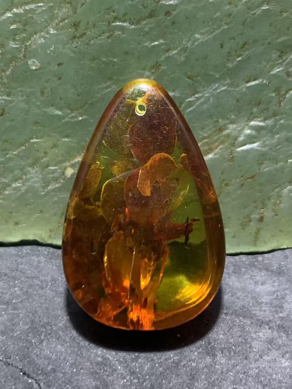 乌克兰花珀水滴形吊坠一个，