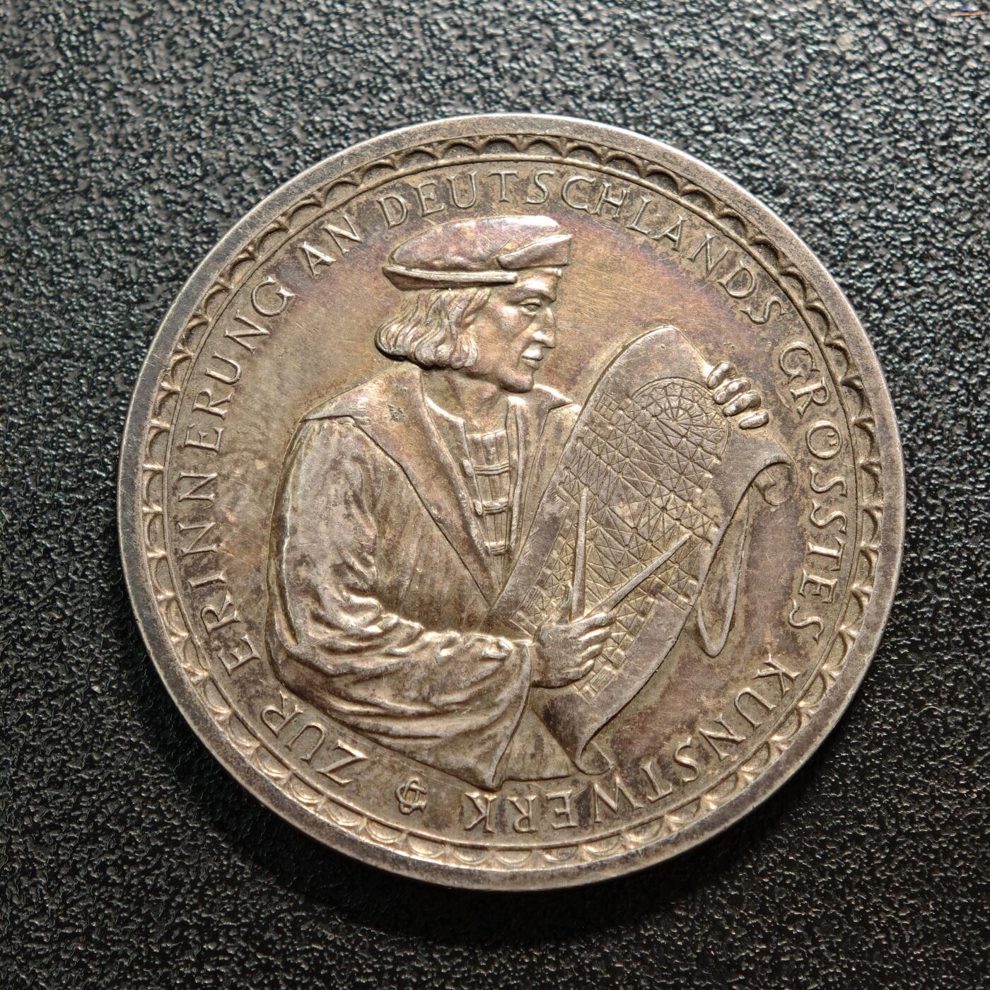 【德藏】世界币章拍卖第160期 1928年 德国魏玛科隆大教堂开工680周年纪念银章 类镜面底板 细节丰富 人物刻画传神 深彩包浆 直径约：36mm；重约：24.9g