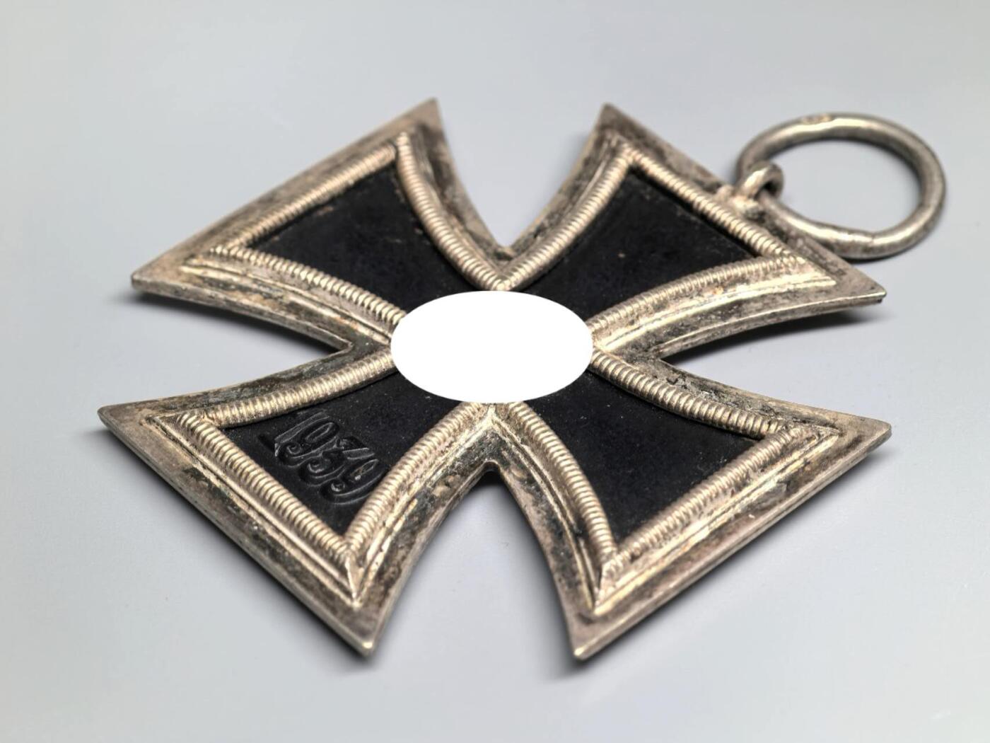 小驴勋章奖章收藏1月2日周五晚六点拍卖（珍爱和平，收藏战争，铭记历史，勿忘国耻，忠党爱国。有偿代拍，送拍规则在简介最后，参拍须阅读规则后再参拍，关系到运费包装发货时效真假辨别等关键信息，拍卖时不再发原图，看大图店主微信码在拍卖店铺介绍里） 二德二级铁十字勋章带原厂纸袋内包装油纸包，铁质核心黑漆边框带一些白油，环打13厂标纸袋背印厂标（Gustav Brehmer Markn eukirchen)，章好品，纸袋有破损