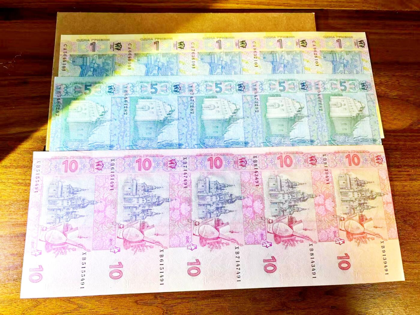 【Blue Auction】世界纸币精拍第771期——18级TOP拍卖/信誉/品质/专业/高效💫 【一组3张5连体】乌克兰1-5-10格里夫那 UNC- （轻微压痕）