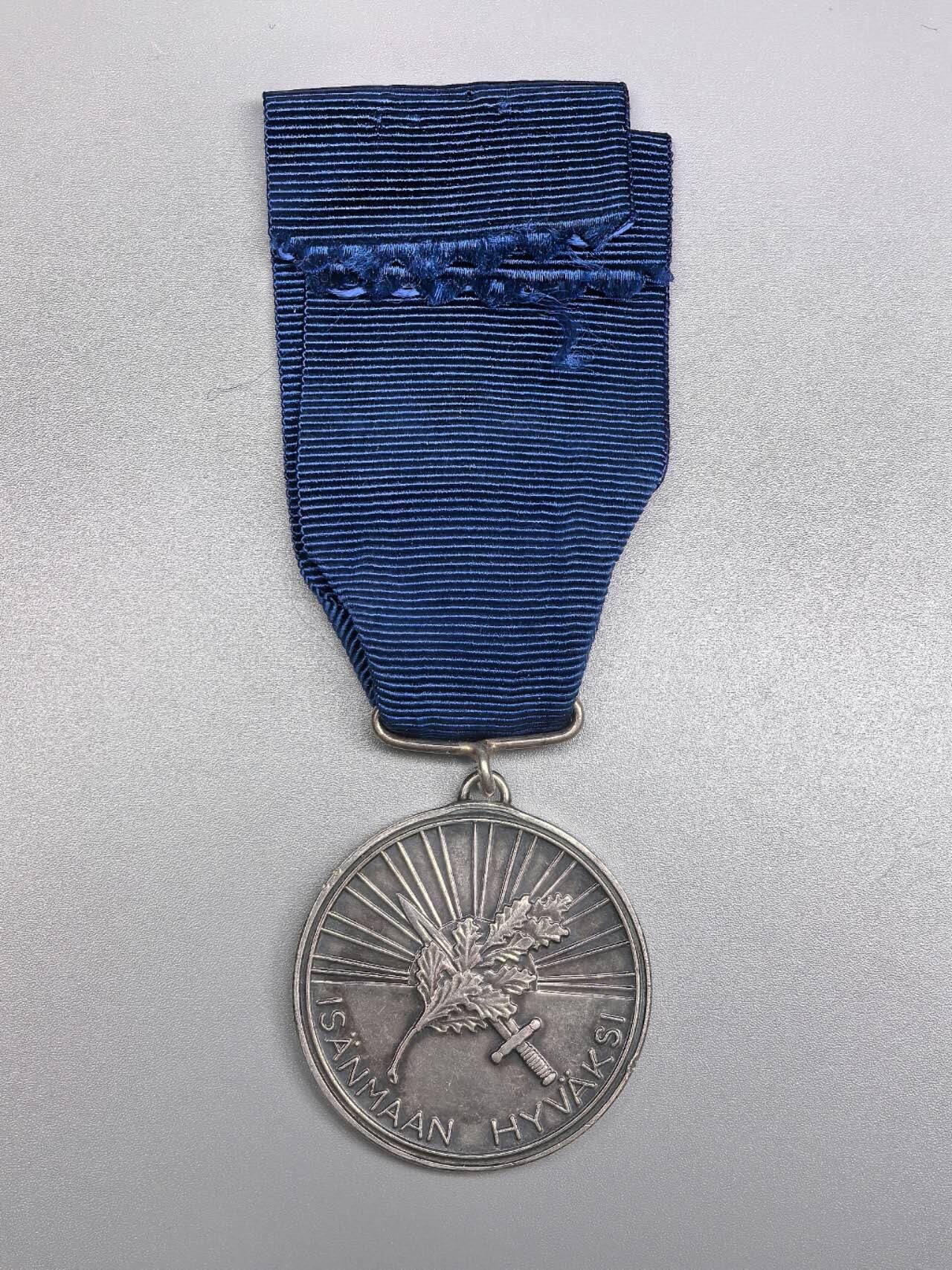 小驴勋章奖章收藏1月2日周五晚六点拍卖（珍爱和平，收藏战争，铭记历史，勿忘国耻，忠党爱国。有偿代拍，送拍规则在简介最后，参拍须阅读规则后再参拍，关系到运费包装发货时效真假辨别等关键信息，拍卖时不再发原图，看大图店主微信码在拍卖店铺介绍里） 芬兰白玫瑰奖章，边铭打有银标厂标