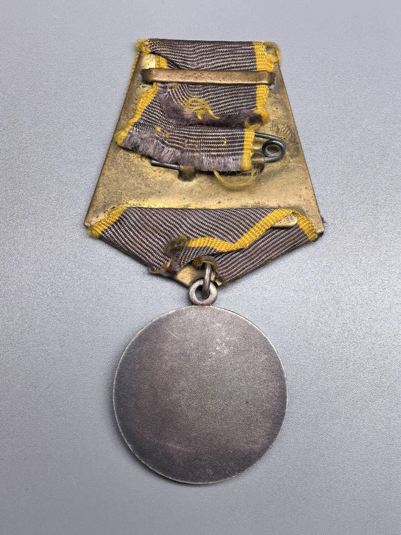 小驴勋章奖章收藏1月2日周五晚六点拍卖（珍爱和平，收藏战争，铭记历史，勿忘国耻，忠党爱国。有偿代拍，送拍规则在简介最后，参拍须阅读规则后再参拍，关系到运费包装发货时效真假辨别等关键信息，拍卖时不再发原图，看大图店主微信码在拍卖店铺介绍里） 苏联战功奖章，银质珐琅2