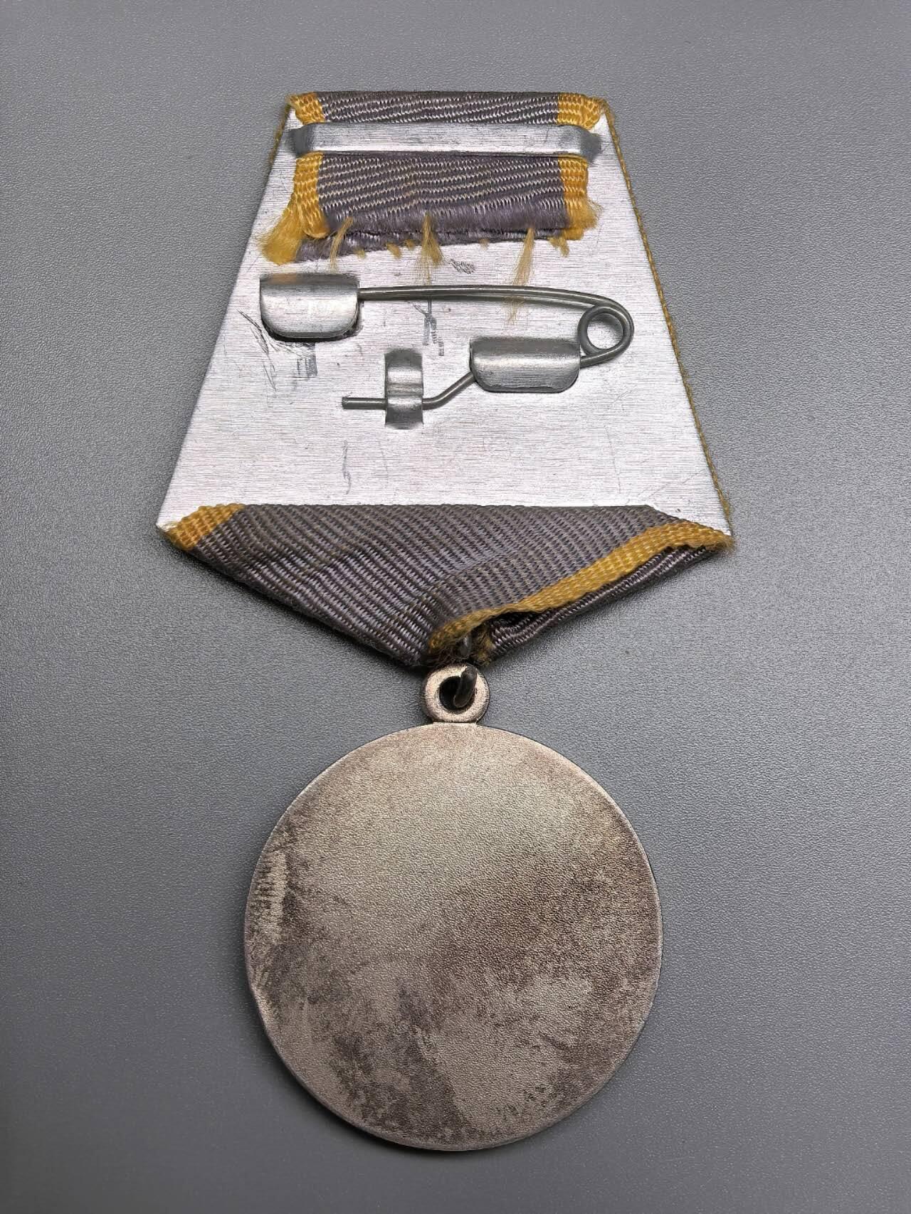 小驴勋章奖章收藏1月2日周五晚六点拍卖（珍爱和平，收藏战争，铭记历史，勿忘国耻，忠党爱国。有偿代拍，送拍规则在简介最后，参拍须阅读规则后再参拍，关系到运费包装发货时效真假辨别等关键信息，拍卖时不再发原图，看大图店主微信码在拍卖店铺介绍里） 苏联战功奖章，银质珐琅1