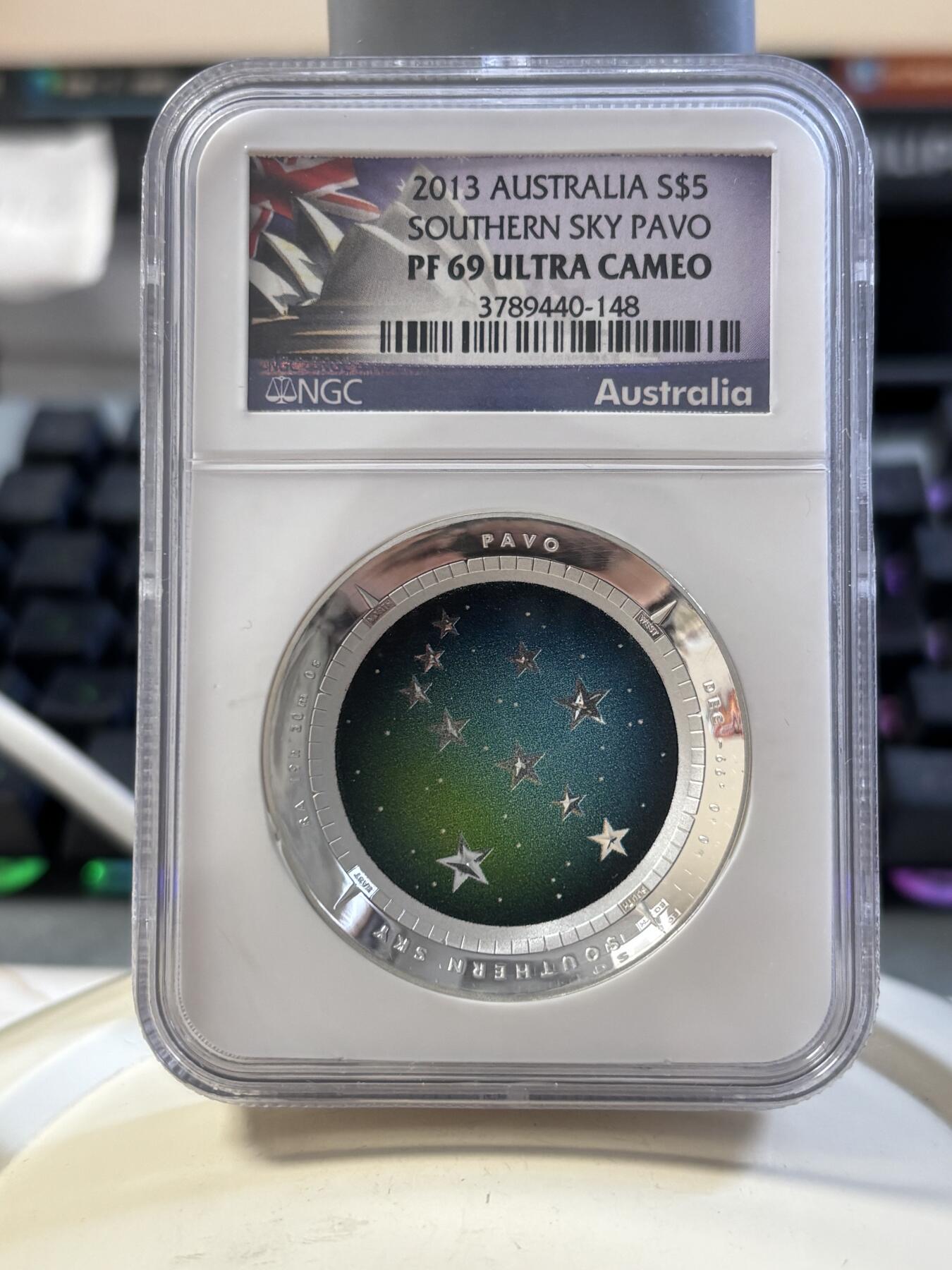 第186期拍卖 澳大利亚2013年南天星空系列2孔雀座凹凸纪念1盎司彩色银币NGC-PF69，999银，发行10000枚
