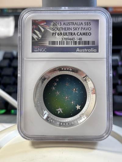 第186期拍卖 - 澳大利亚2013年南天星空系列2孔雀座凹凸纪念1盎司彩色银币NGC-PF69，999银，发行10000枚