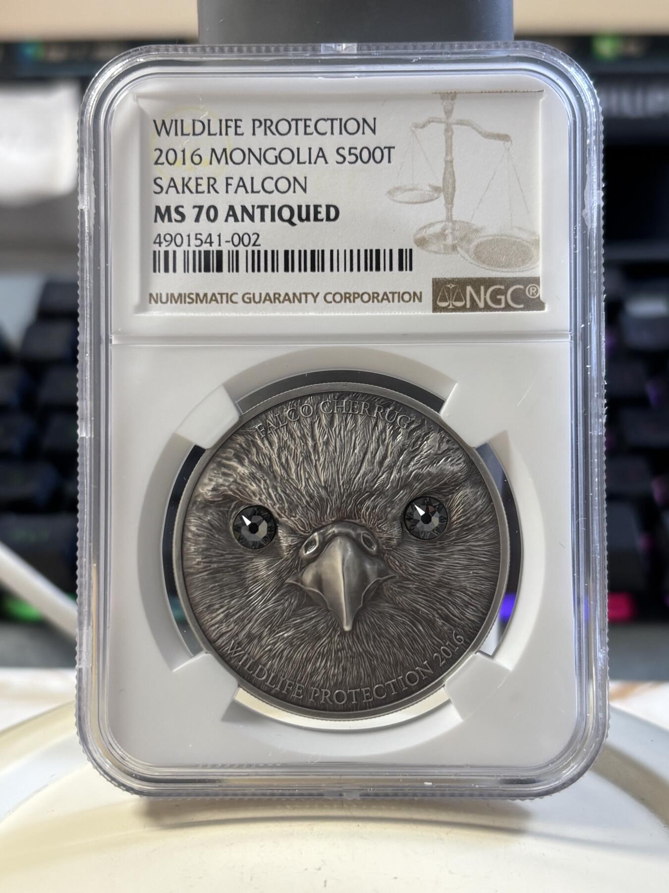 第186期拍卖 蒙古2016年草原动物系列猎隼仿古镶嵌水晶纪念银币NGC-MS70,1盎司，999银，发行2500枚