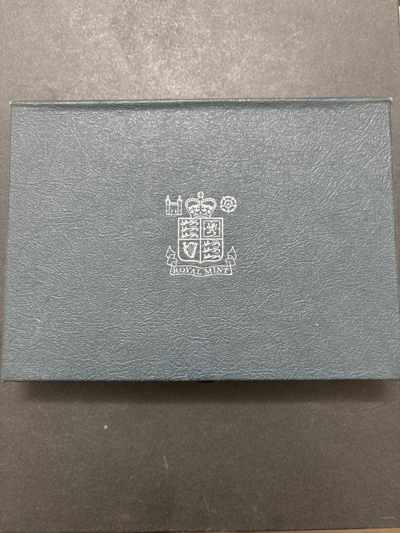 文馨钱币收藏 迎新纳福2026新年第一场（第 287 场）金银老铜币拍卖 原封原盒全新  1987 年英国 1便士--1  磅精制币带铜章一套