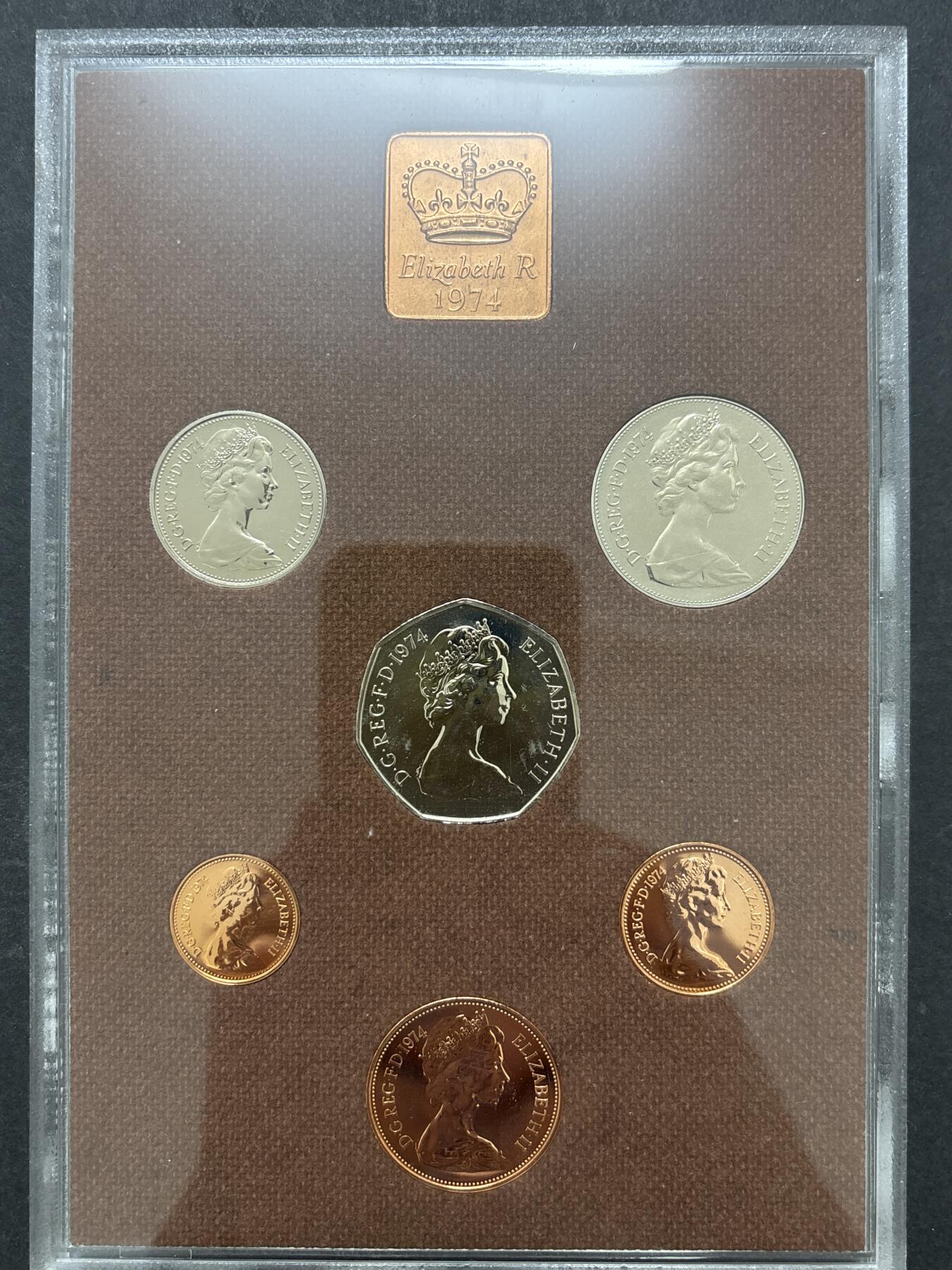 文馨钱币收藏 迎新纳福2026新年第一场（第 287 场）金银老铜币拍卖 原封原盒全新  1974 年英国 1/2 便士--50 便士精制币带铜章一套