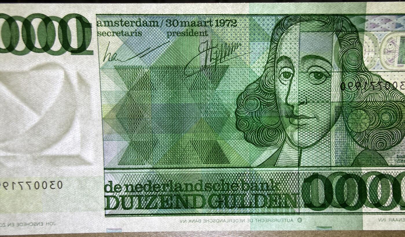 《艾美收藏》第227期-1.3周六外币黄金场-马年首拍 荷兰1000盾 AU 人像版斯宾诺莎 中间有道不明显的暗折(肉眼几乎不可见) 无4 汇率近4000元