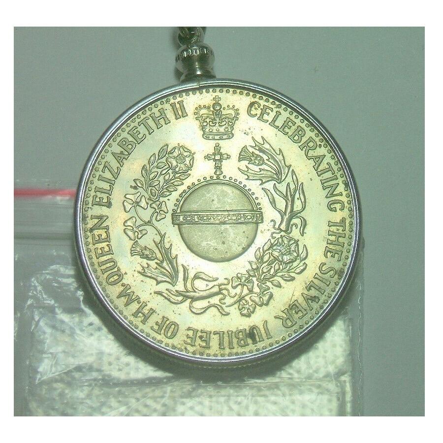 【旋风钱币】1月10日19:00准时开拍 精美欧洲币章、银币银章、第三帝国钱币等 全场包邮！ 纯手工 英国1977年 伊丽莎白银婚镀银高浮雕精制币章吊坠 40MM