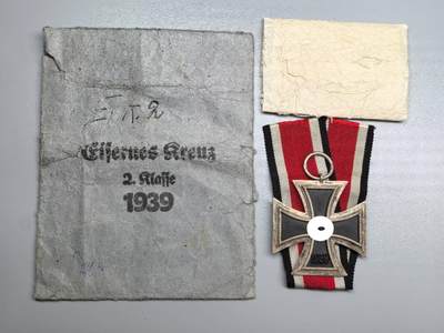 小驴勋章奖章收藏1月2日周五晚六点拍卖（珍爱和平，收藏战争，铭记历史，勿忘国耻，忠党爱国。有偿代拍，送拍规则在简介最后，参拍须阅读规则后再参拍，关系到运费包装发货时效真假辨别等关键信息，拍卖时不再发原图，看大图店主微信码在拍卖店铺介绍里） - 二德二级铁十字勋章带原厂纸袋内包装油纸包，铁质核心黑漆边框带一些白油，环打13厂标纸袋背印厂标（Gustav Brehmer Markn eukirchen)，章好品，纸袋有破损