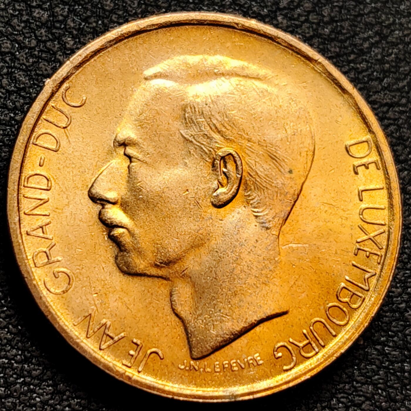 泉币菌-第160场-新年第三场 精品福利场 原铜光UNC 卢森堡1982年20法郎 皇冠 八任大公让一世 青铜币 硬币 25.65mm