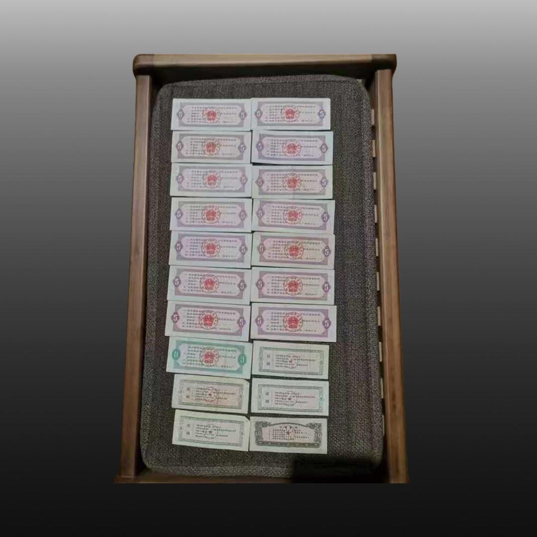 程曦曙光-安欣 全国通用粮票五市斤的14张，叁市斤的一张，地方粮票五张，一共20张