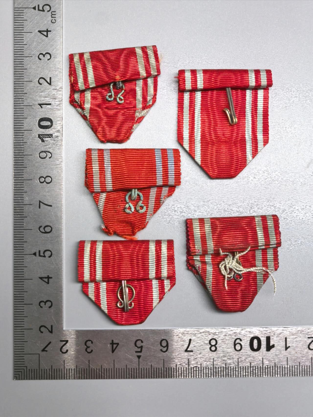 小驴勋章奖章收藏1月2日周五晚六点拍卖（珍爱和平，收藏战争，铭记历史，勿忘国耻，忠党爱国。有偿代拍，送拍规则在简介最后，参拍须阅读规则后再参拍，关系到运费包装发货时效真假辨别等关键信息，拍卖时不再发原图，看大图店主微信码在拍卖店铺介绍里） 赤十字社绶带一组