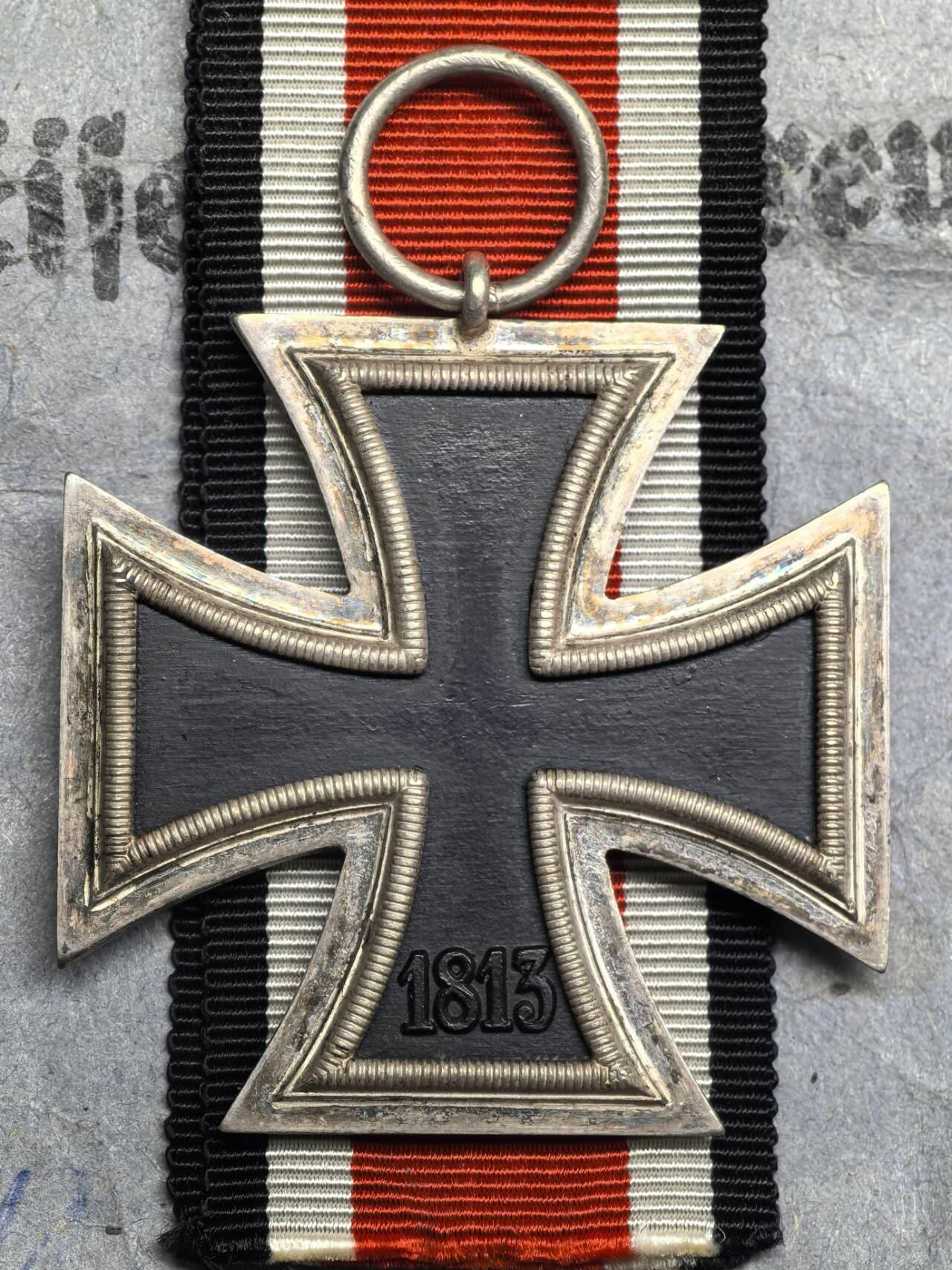 小驴勋章奖章收藏1月2日周五晚六点拍卖（珍爱和平，收藏战争，铭记历史，勿忘国耻，忠党爱国。有偿代拍，送拍规则在简介最后，参拍须阅读规则后再参拍，关系到运费包装发货时效真假辨别等关键信息，拍卖时不再发原图，看大图店主微信码在拍卖店铺介绍里） 二德二级铁十字勋章带原厂纸袋内包装油纸包，铁质核心黑漆边框带一些白油，环打13厂标纸袋背印厂标（Gustav Brehmer Markn eukirchen)，章好品，纸袋有破损