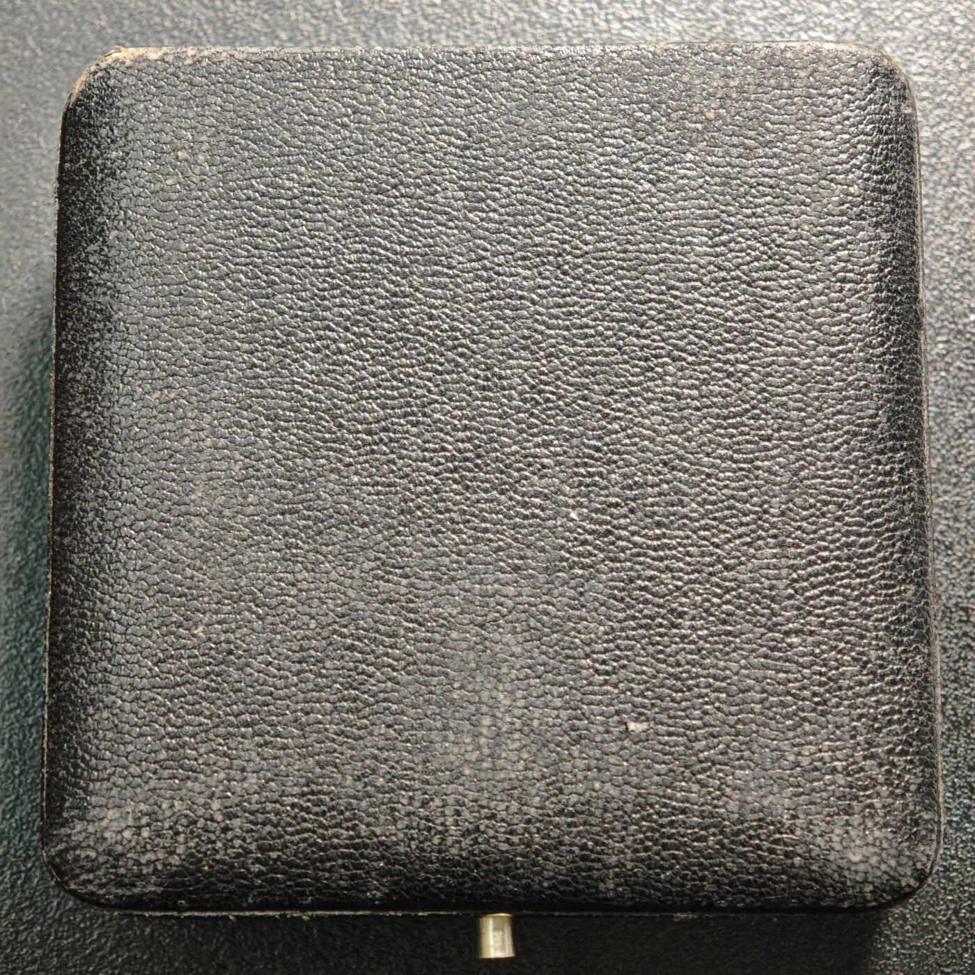 【德藏】世界币章拍卖第160期 1913年(刻字) 德国唯宝陶瓷公司(1843年创立)员工25年服务表彰纪念银章 原盒 刻字精美 直径约：50.3mm；重约：48.1g