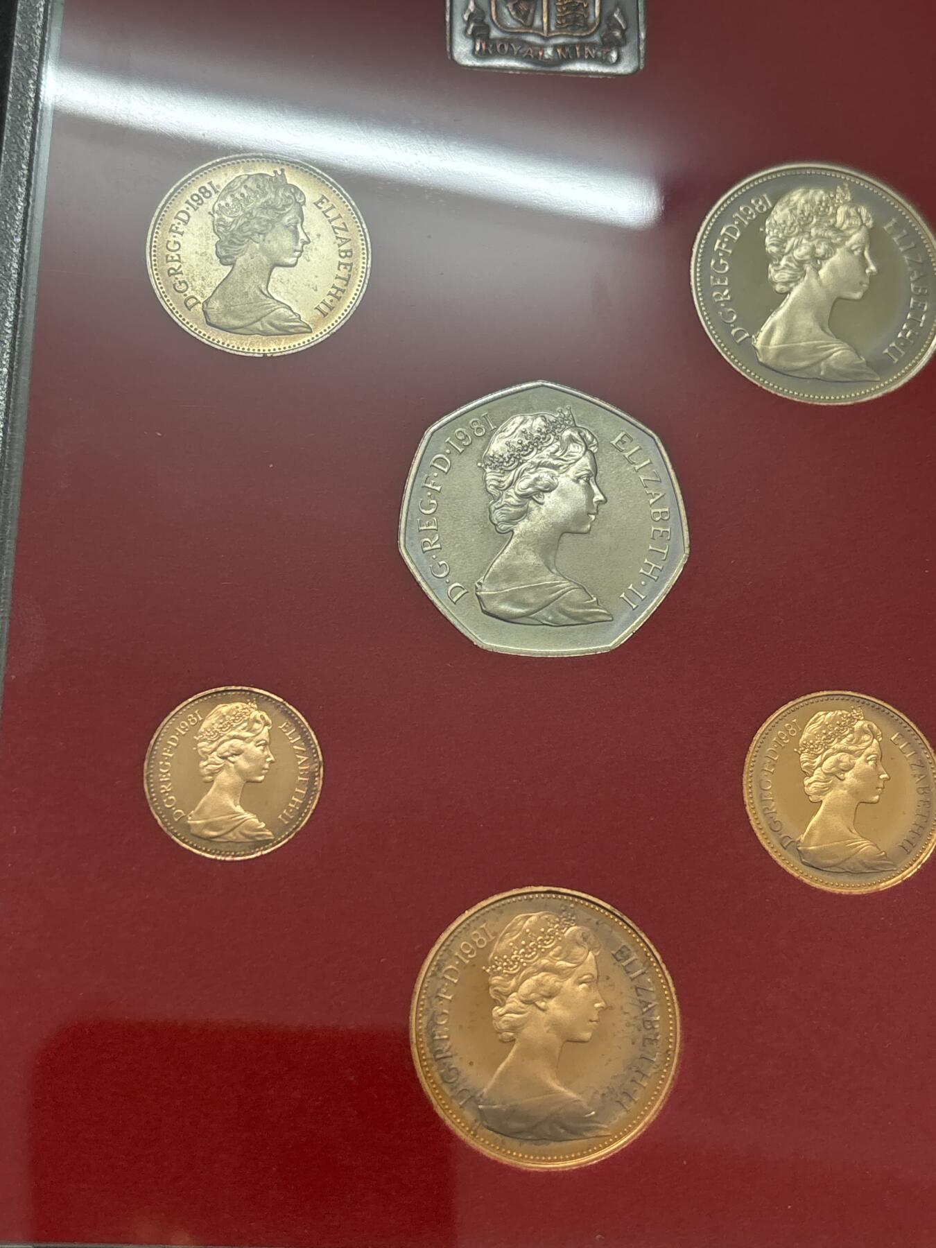 文馨钱币收藏 迎新纳福2026新年第一场（第 287 场）金银老铜币拍卖 原封原盒全新  1981 年英国 1/2 便士--50 便士带彩精制币带铜章一套