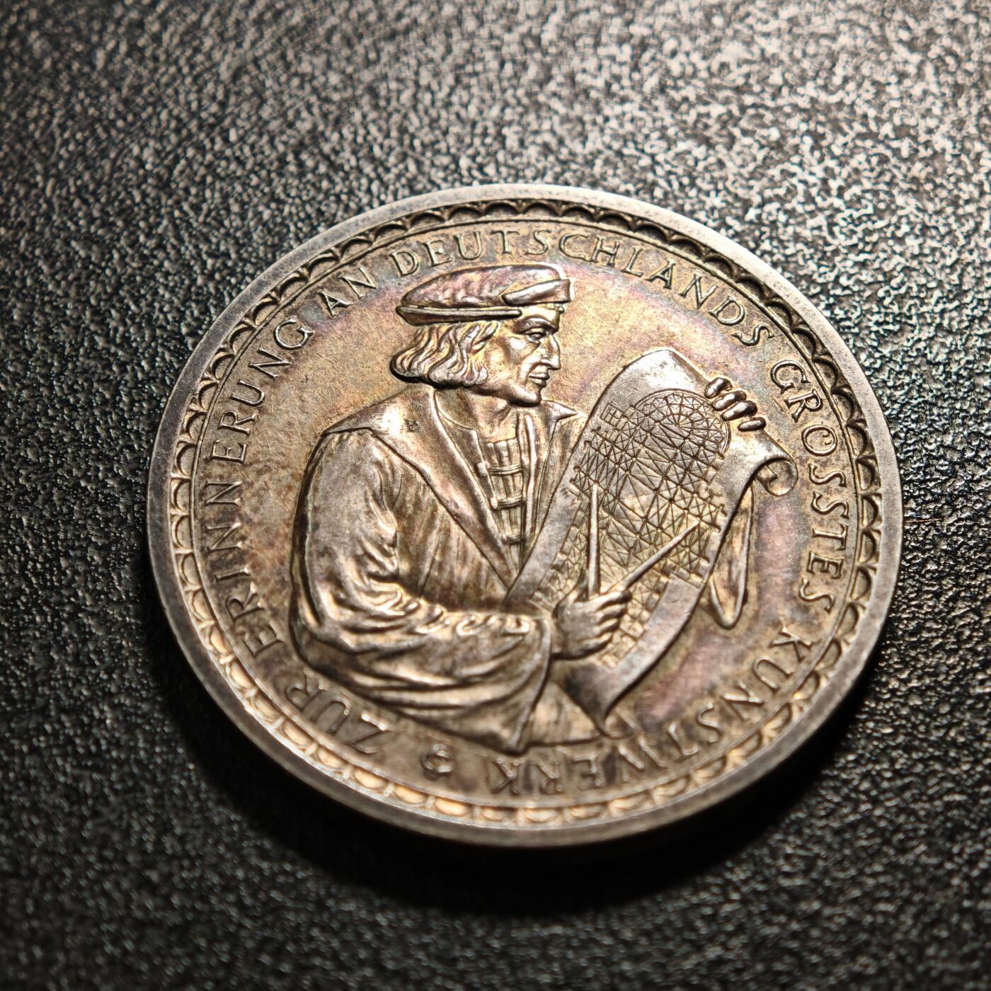 【德藏】世界币章拍卖第160期 1928年 德国魏玛科隆大教堂开工680周年纪念银章 类镜面底板 细节丰富 人物刻画传神 深彩包浆 直径约：36mm；重约：24.9g