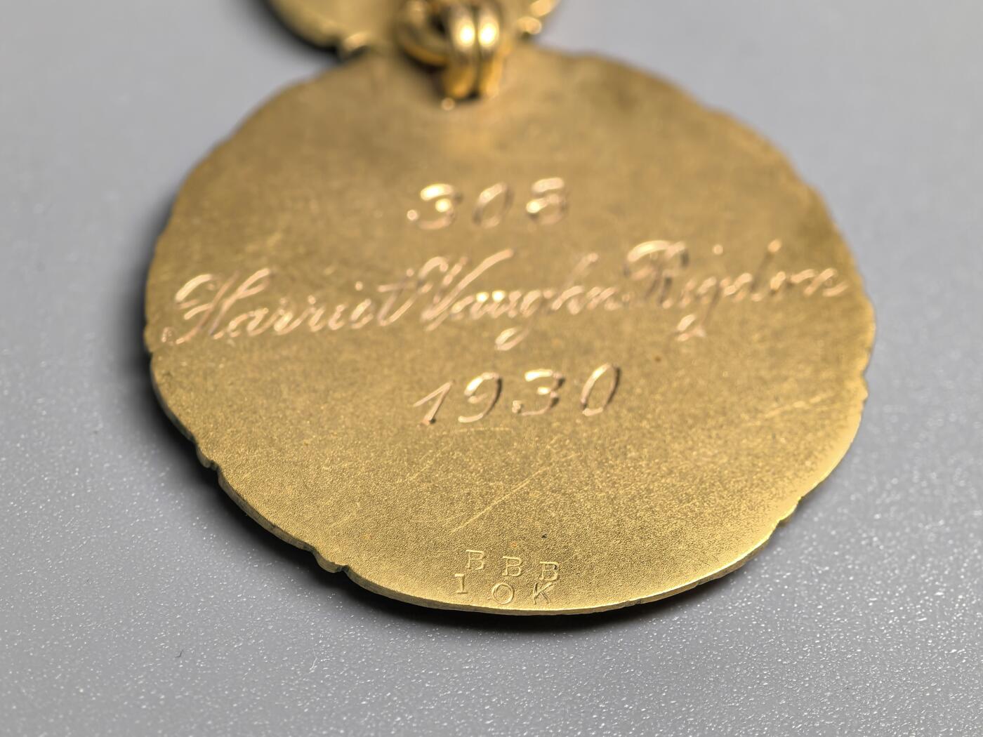 小驴勋章奖章收藏1月2日周五晚六点拍卖（珍爱和平，收藏战争，铭记历史，勿忘国耻，忠党爱国。有偿代拍，送拍规则在简介最后，参拍须阅读规则后再参拍，关系到运费包装发货时效真假辨别等关键信息，拍卖时不再发原图，看大图店主微信码在拍卖店铺介绍里） 美国国家殖民战争之女协会10K金质奖章，背刻获得者名字Harriet Vaughn Rigdon（1880-1941）和1930年308编号及10K金标，成员必须为 1607 年 5 月 13 日至 1775 年 4 月 19 日期间在美国殖民者后裔和美国独立战争爱国者的后裔（女性），实测测比金标含量高，罕见