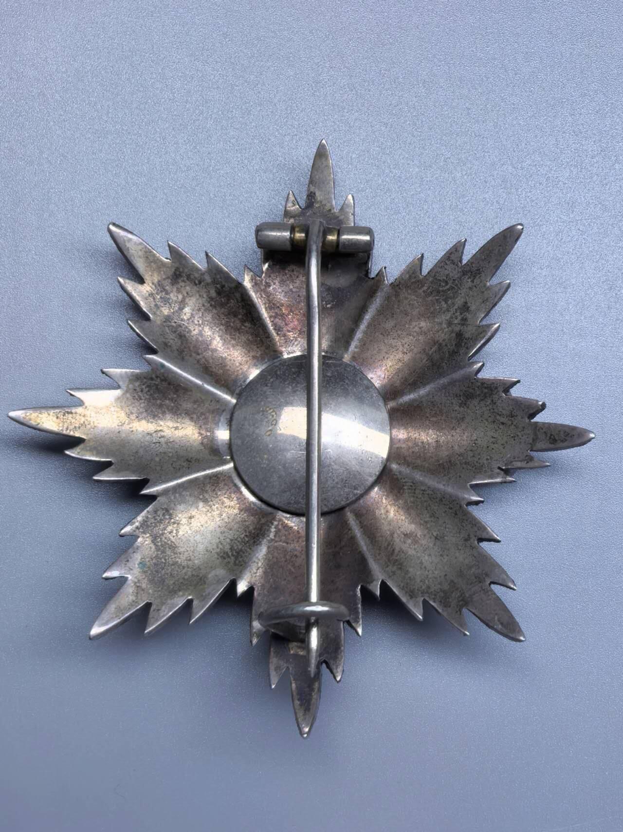 小驴勋章奖章收藏1月2日周五晚六点拍卖（珍爱和平，收藏战争，铭记历史，勿忘国耻，忠党爱国。有偿代拍，送拍规则在简介最后，参拍须阅读规则后再参拍，关系到运费包装发货时效真假辨别等关键信息，拍卖时不再发原图，看大图店主微信码在拍卖店铺介绍里） 意大利共和国功绩勋章大军官级的星芒章，银质镀金珐琅