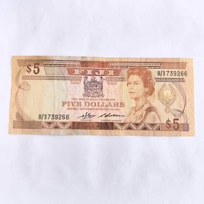 各国外币第106期 无佣金 - 斐济5元尾66（签名2）