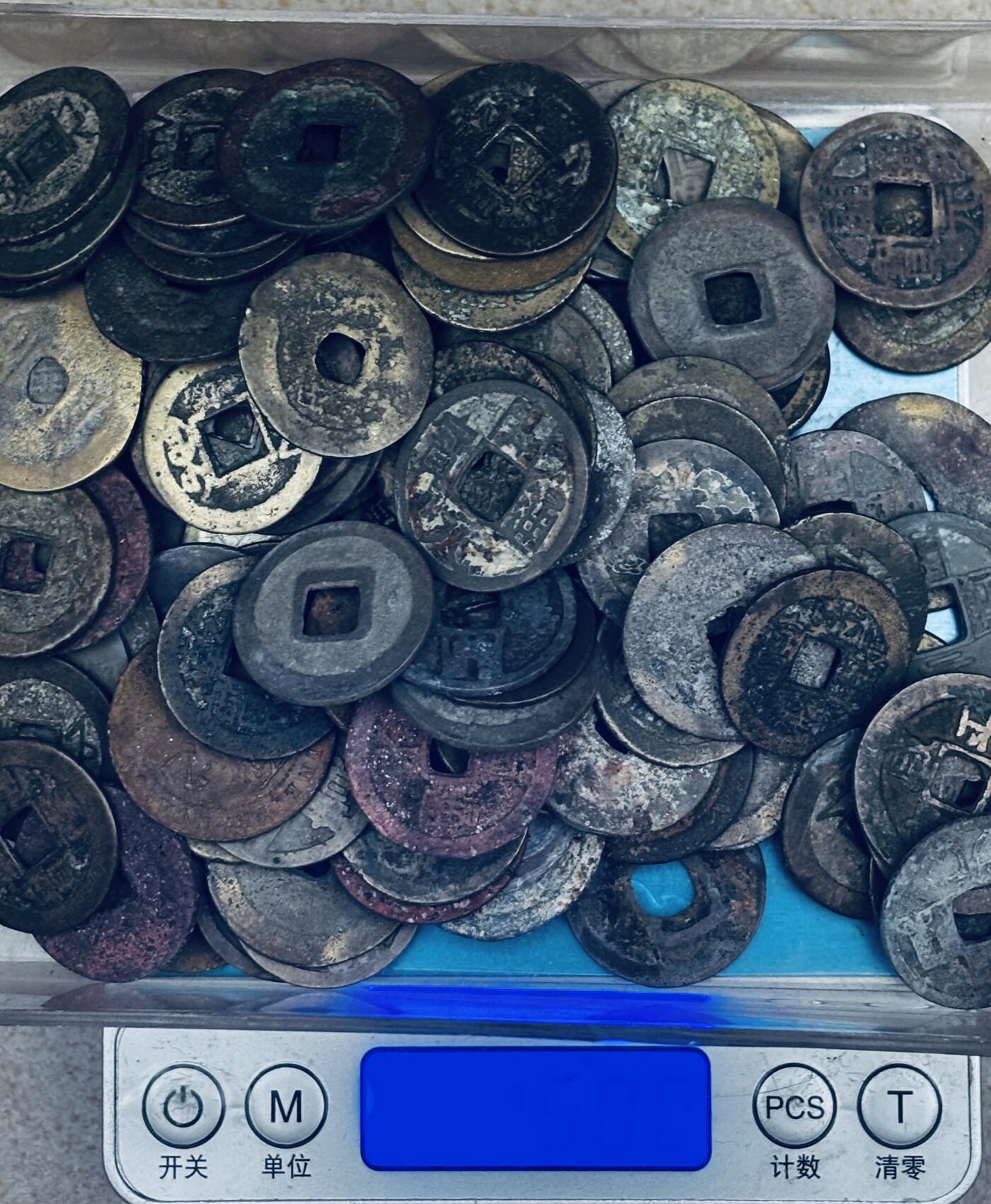 文馨钱币收藏 迎新纳福2026新年第一场（第 287 场）金银老铜币拍卖 中国古钱币，唐代，宋代到清代乾隆嘉庆道光咸丰等 122 枚左右，有一枚铜镀银大头，含银量应该极小，重 460 克，各种版本丰富，品质一般，版本为挑过，其中 25+大道光就很多，地方局乾隆也多，就算 3 块钱一个，加上版本啥的，也值点小钱，喜欢的直接出手