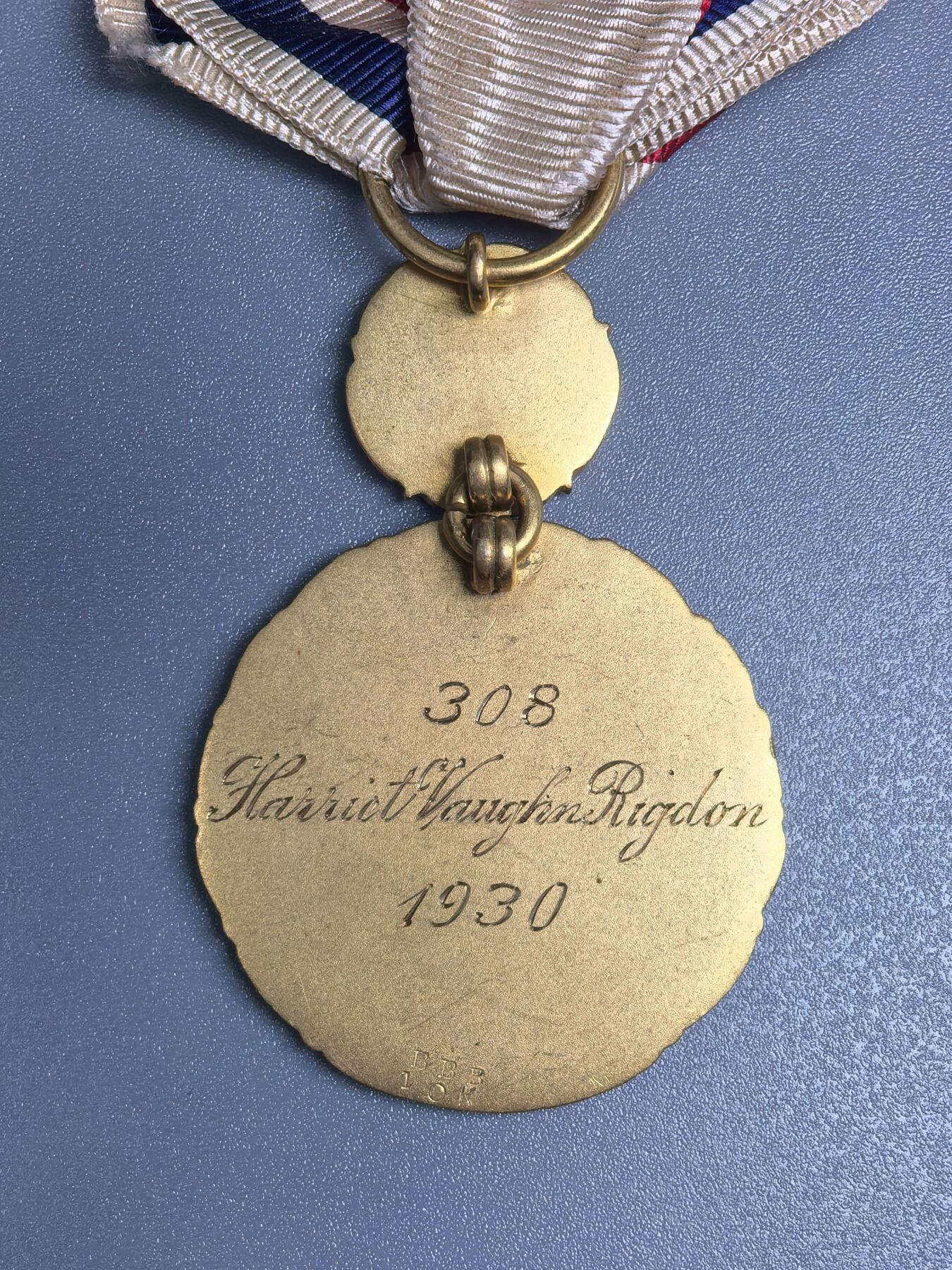 小驴勋章奖章收藏1月2日周五晚六点拍卖（珍爱和平，收藏战争，铭记历史，勿忘国耻，忠党爱国。有偿代拍，送拍规则在简介最后，参拍须阅读规则后再参拍，关系到运费包装发货时效真假辨别等关键信息，拍卖时不再发原图，看大图店主微信码在拍卖店铺介绍里） 美国国家殖民战争之女协会10K金质奖章，背刻获得者名字Harriet Vaughn Rigdon（1880-1941）和1930年308编号及10K金标，成员必须为 1607 年 5 月 13 日至 1775 年 4 月 19 日期间在美国殖民者后裔和美国独立战争爱国者的后裔（女性），实测测比金标含量高，罕见