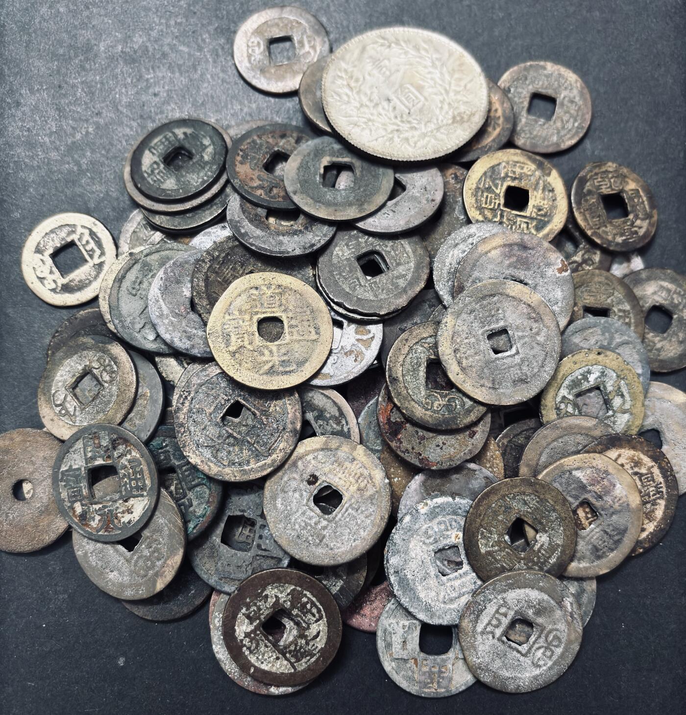 文馨钱币收藏 迎新纳福2026新年第一场（第 287 场）金银老铜币拍卖 中国古钱币，唐代，宋代到清代乾隆嘉庆道光咸丰等 122 枚左右，有一枚铜镀银大头，含银量应该极小，重 460 克，各种版本丰富，品质一般，版本为挑过，其中 25+大道光就很多，地方局乾隆也多，就算 3 块钱一个，加上版本啥的，也值点小钱，喜欢的直接出手