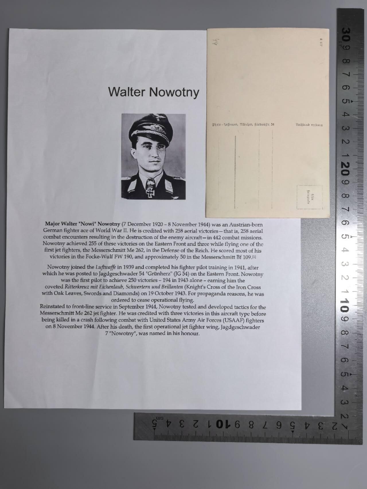 小驴勋章奖章收藏1月2日周五晚六点拍卖（珍爱和平，收藏战争，铭记历史，勿忘国耻，忠党爱国。有偿代拍，送拍规则在简介最后，参拍须阅读规则后再参拍，关系到运费包装发货时效真假辨别等关键信息，拍卖时不再发原图，看大图店主微信码在拍卖店铺介绍里） 第8位钻石双剑橡叶骑士铁十字勋章获得者空军王牌瓦尔特·诺沃特尼（Walter Nowotny）战时亲笔签名照。因为他的超高人气以及战时就阵亡导致他的签名照非常少见。