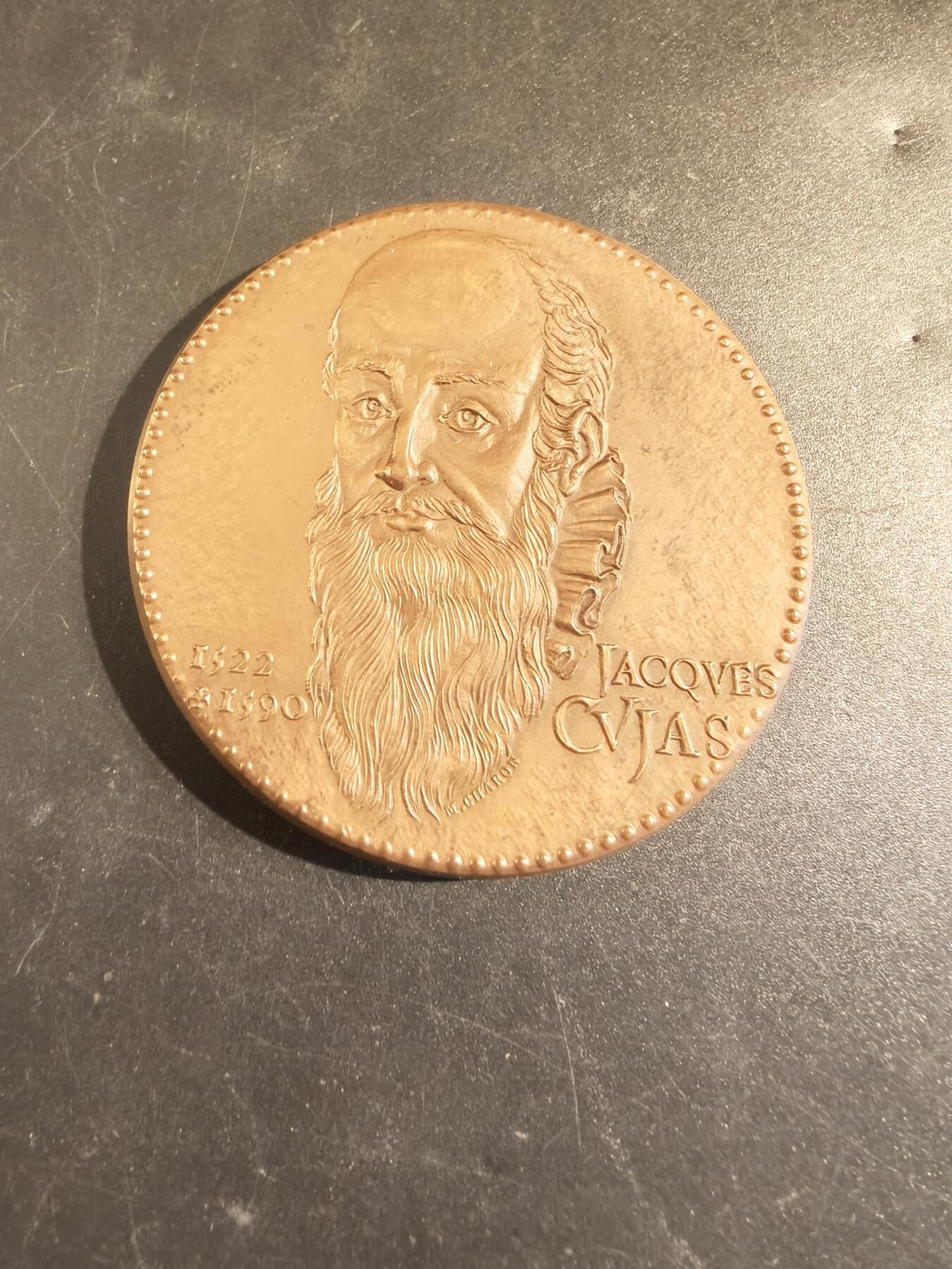 老王徽章第173期 法国公证处与存托银行大铜章 原盒 直径60mm 重量134.2g 正面人物为雅克·库雅斯，他是法国文艺复兴时期著名的法学家和古典学者。