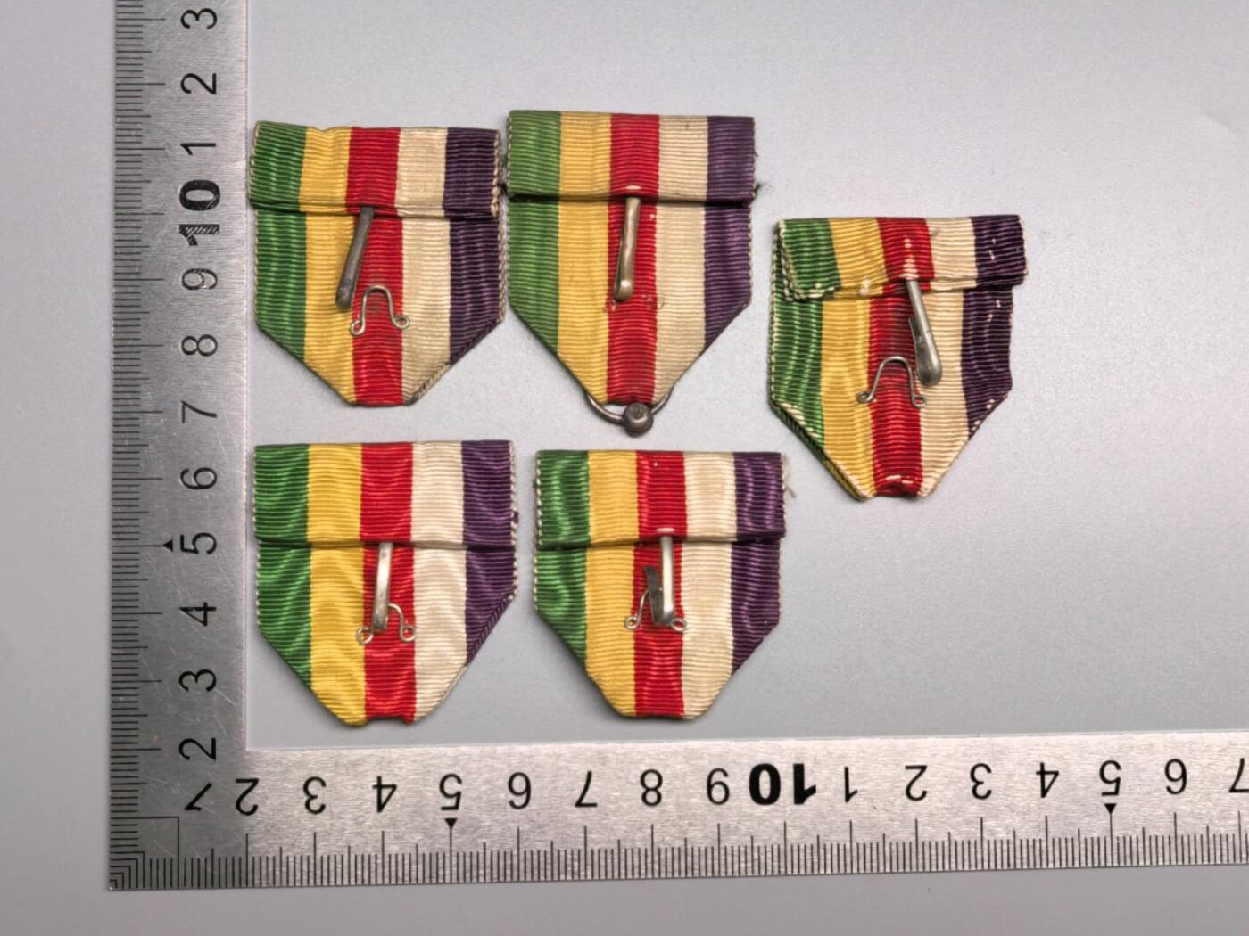 小驴勋章奖章收藏1月2日周五晚六点拍卖（珍爱和平，收藏战争，铭记历史，勿忘国耻，忠党爱国。有偿代拍，送拍规则在简介最后，参拍须阅读规则后再参拍，关系到运费包装发货时效真假辨别等关键信息，拍卖时不再发原图，看大图店主微信码在拍卖店铺介绍里） 大礼绶带一组