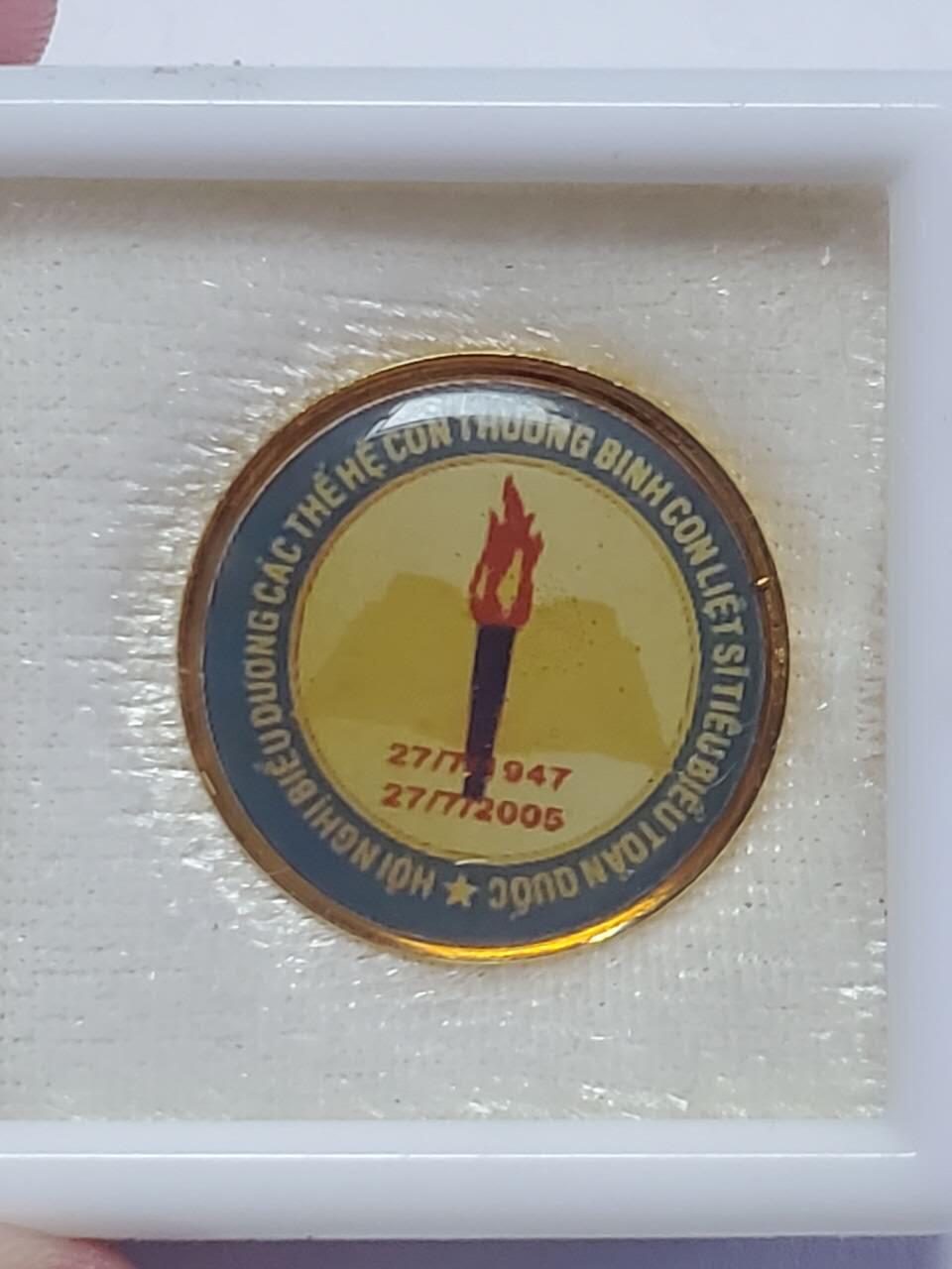 韵星假日拍卖第三十五期 -- Rimey Holidays Auction 34 越南社会主义共和国共青团优秀服务成员证章 带原盒 盒带标