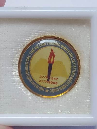 韵星假日拍卖第三十五期 -- Rimey Holidays Auction 34 - 越南社会主义共和国共青团优秀服务成员证章 带原盒 盒带标