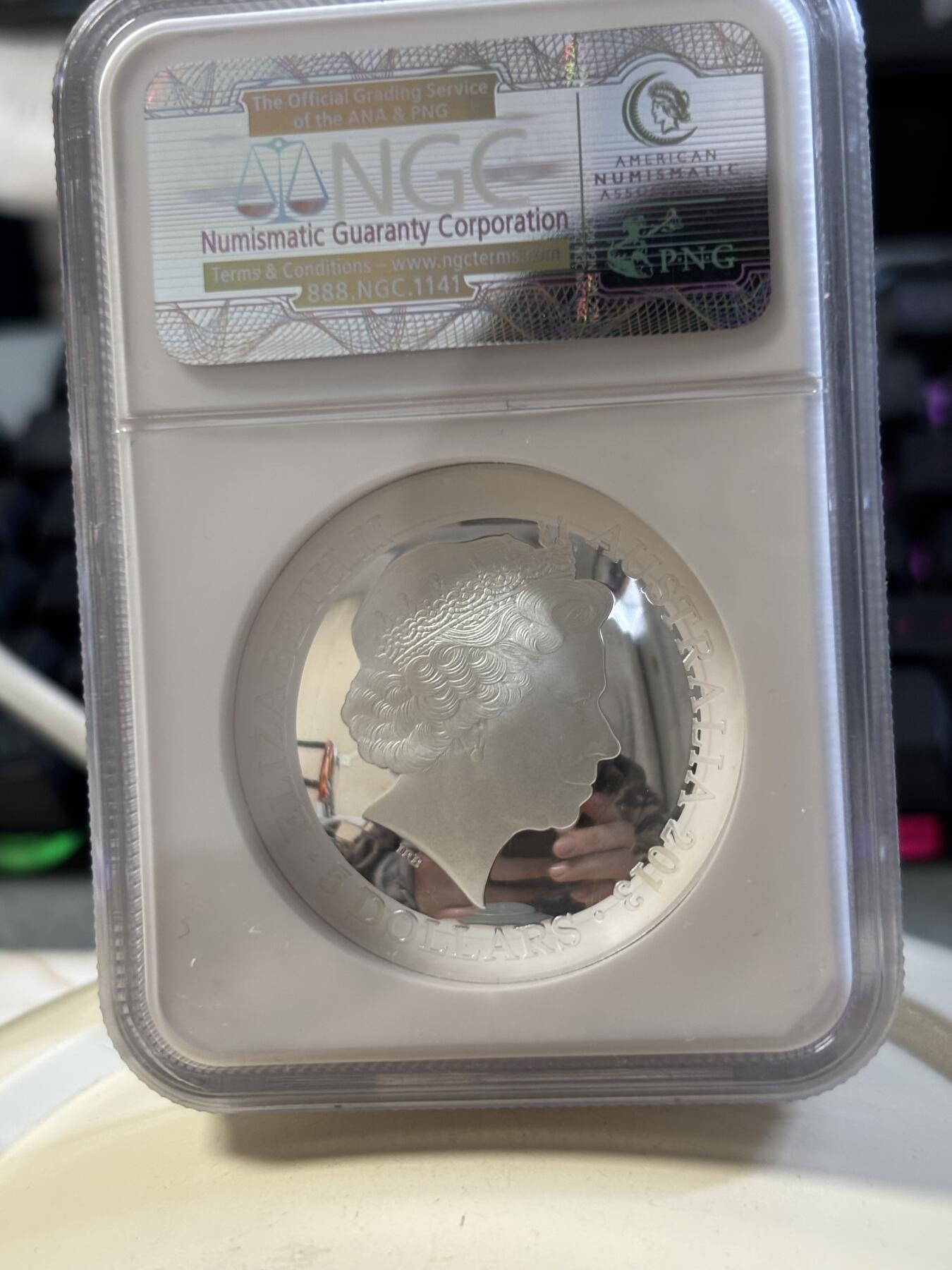 第186期拍卖 澳大利亚2013年南天星空系列2孔雀座凹凸纪念1盎司彩色银币NGC-PF69，999银，发行10000枚