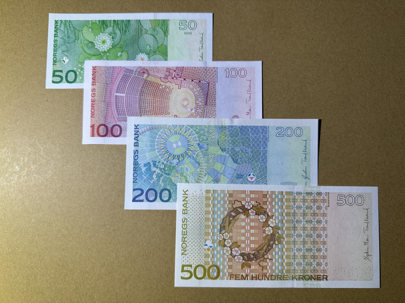 《艾美收藏》第227期-1.3周六外币黄金场-马年首拍 挪威100-500克朗4张 UNC 90-00年代版本