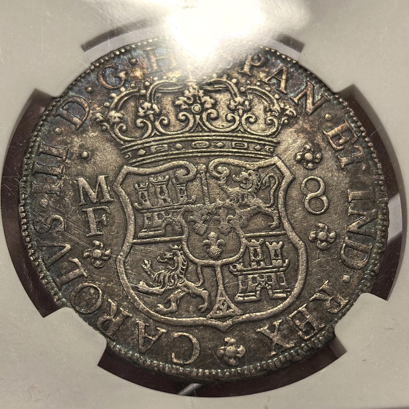 博洋堂“岁启嘉年”2026新年精品大拍专场暨第155期（全场包邮） 西属墨西哥1765年卡洛斯三世8里亚尔地球双柱银币，原汁原味出土包浆，深色老皮壳之下隐约带底光，层次感很强，完全不是后期处理能做出来的效果。版式完整，柱、球、皇冠与文字均可清晰辨识，老味十足，收藏感直接拉满。原NGC XF砸盒，这种状态的8里亚尔，卖的就是“真”和“老”，越看越耐看。