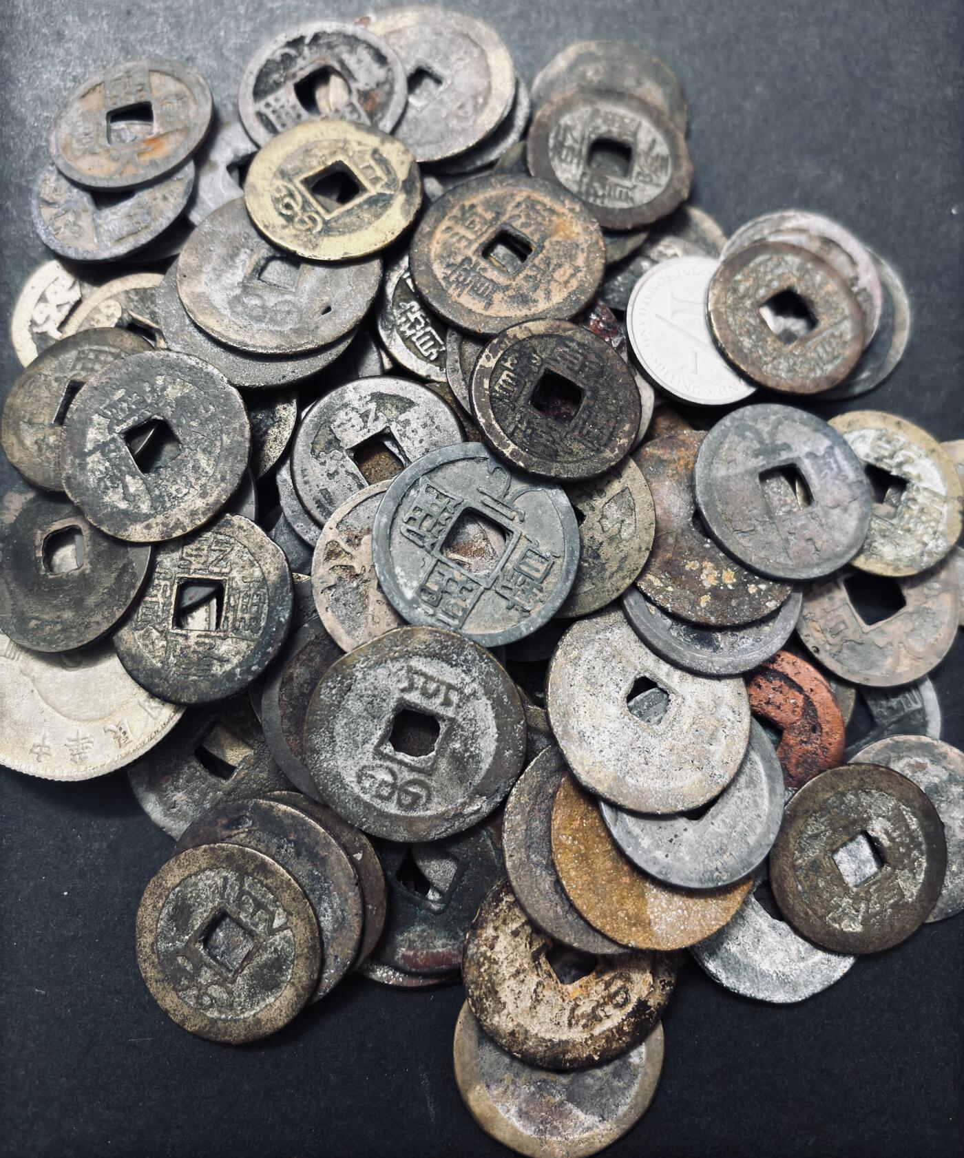 文馨钱币收藏 迎新纳福2026新年第一场（第 287 场）金银老铜币拍卖 中国古钱币，唐代，宋代到清代乾隆嘉庆道光咸丰等 122 枚左右，有一枚铜镀银大头，含银量应该极小，重 460 克，各种版本丰富，品质一般，版本为挑过，其中 25+大道光就很多，地方局乾隆也多，就算 3 块钱一个，加上版本啥的，也值点小钱，喜欢的直接出手