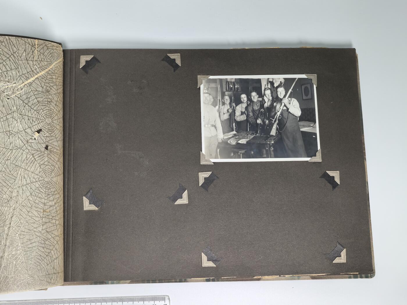 小驴勋章奖章收藏1月2日周五晚六点拍卖（珍爱和平，收藏战争，铭记历史，勿忘国耻，忠党爱国。有偿代拍，送拍规则在简介最后，参拍须阅读规则后再参拍，关系到运费包装发货时效真假辨别等关键信息，拍卖时不再发原图，看大图店主微信码在拍卖店铺介绍里） 得三军旅相册一本