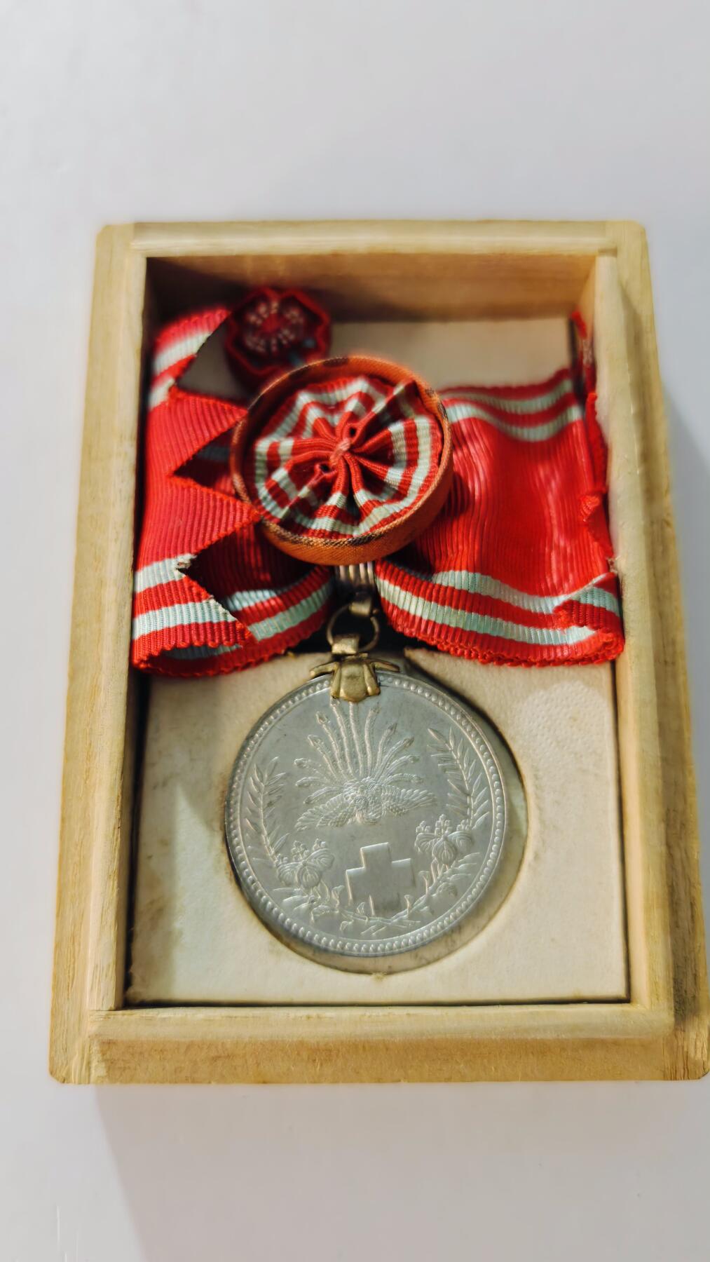 东亚勋章徽章主题拍卖5 日本赤十字社特别社员章