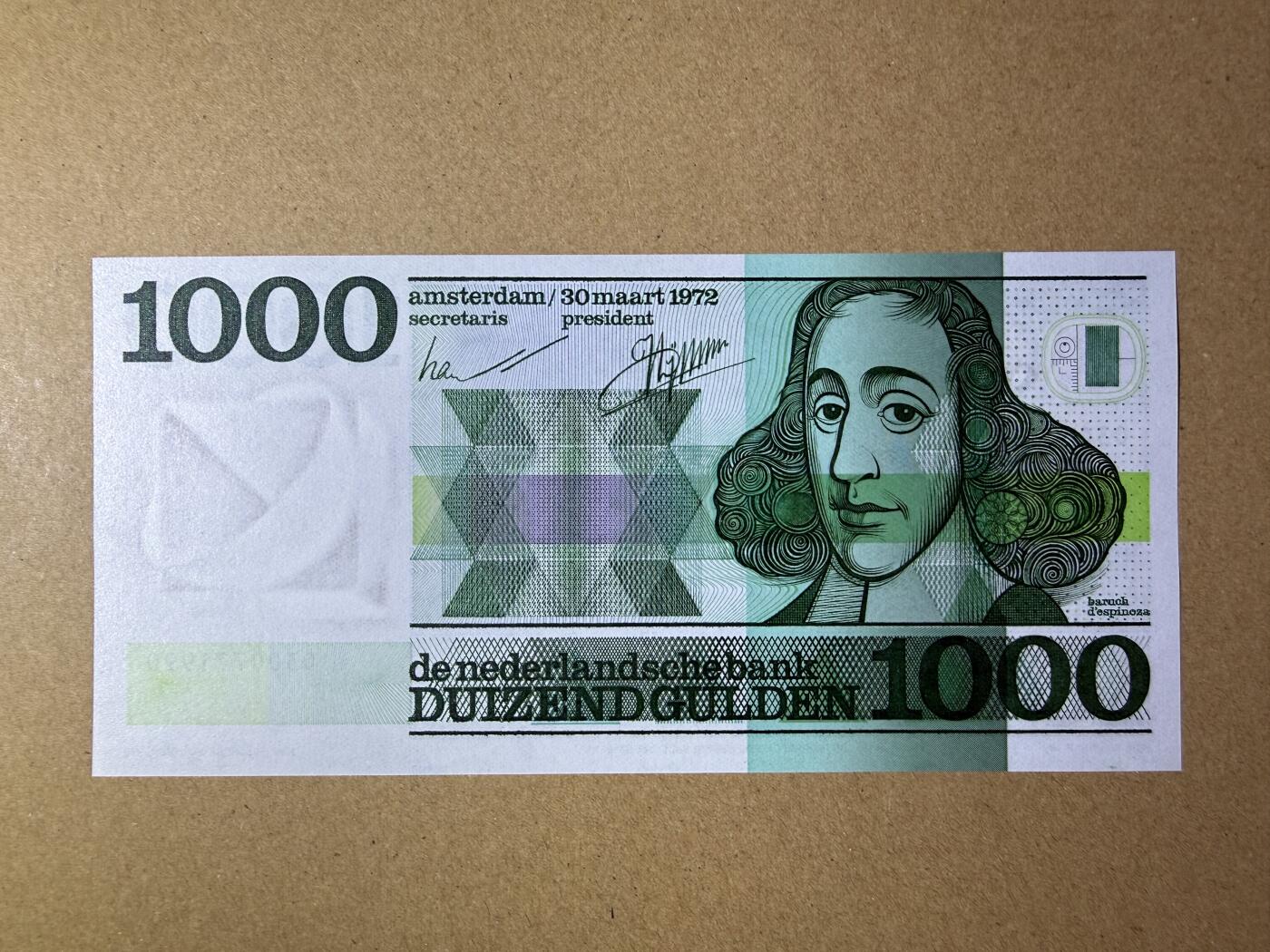 《艾美收藏》第227期-1.3周六外币黄金场-马年首拍 荷兰1000盾 AU 人像版斯宾诺莎 中间有道不明显的暗折(肉眼几乎不可见) 无4 汇率近4000元