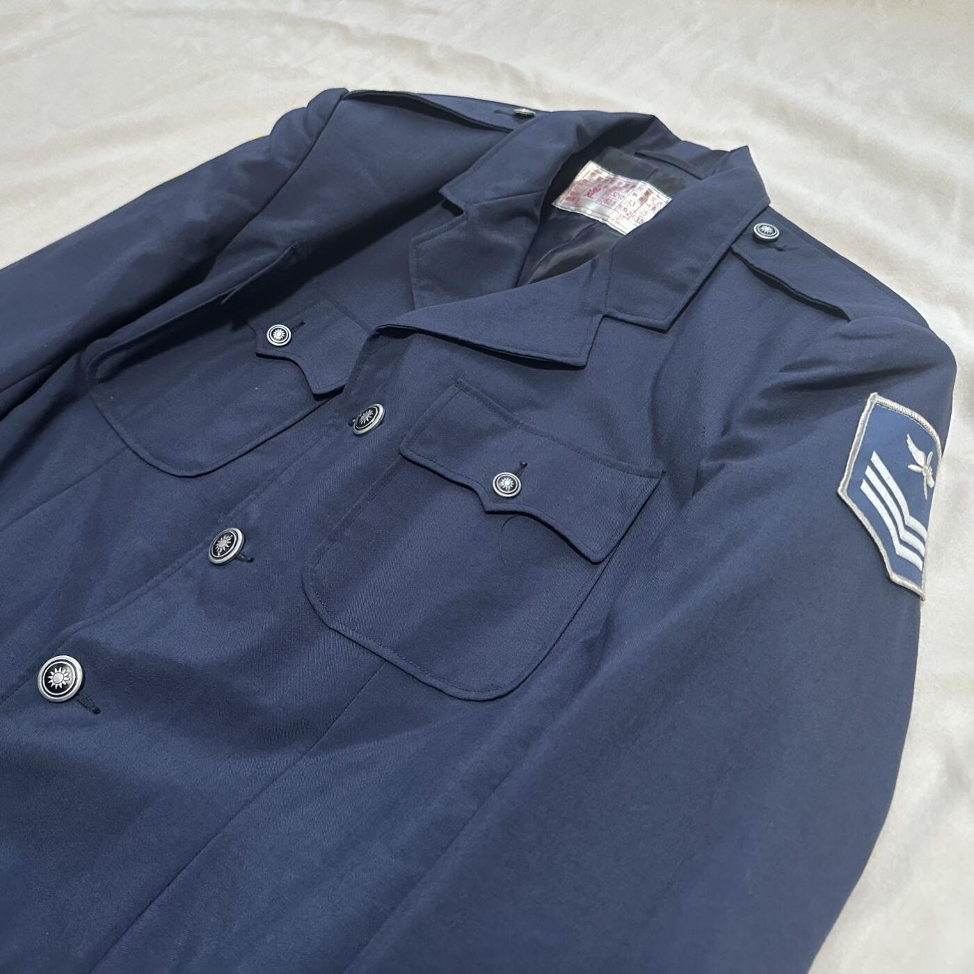 【第肆場】近代勋奖章徽章服饰杂项专场 民国时期 空军藏青色忠勇臂章常礼服