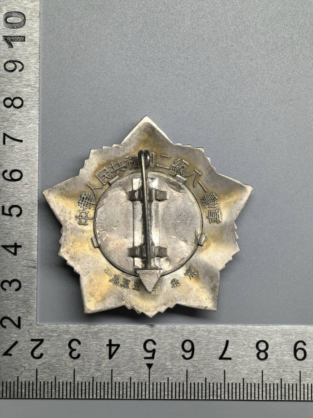 小驴勋章奖章收藏1月2日周五晚六点拍卖（珍爱和平，收藏战争，铭记历史，勿忘国耻，忠党爱国。有偿代拍，送拍规则在简介最后，参拍须阅读规则后再参拍，关系到运费包装发货时效真假辨别等关键信息，拍卖时不再发原图，看大图店主微信码在拍卖店铺介绍里） 工艺品二级八一，纯银（已测93.78%银）镀金珐琅，57.6克，珐琅做旧三点方向有些脱皮